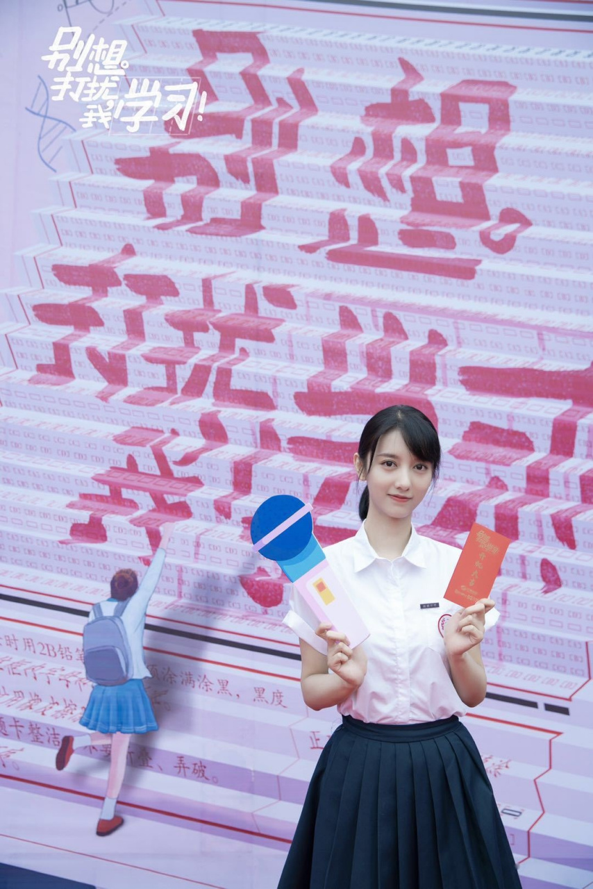 清冷气质校园女神陈姝君,即将享受青春绽放初夏.