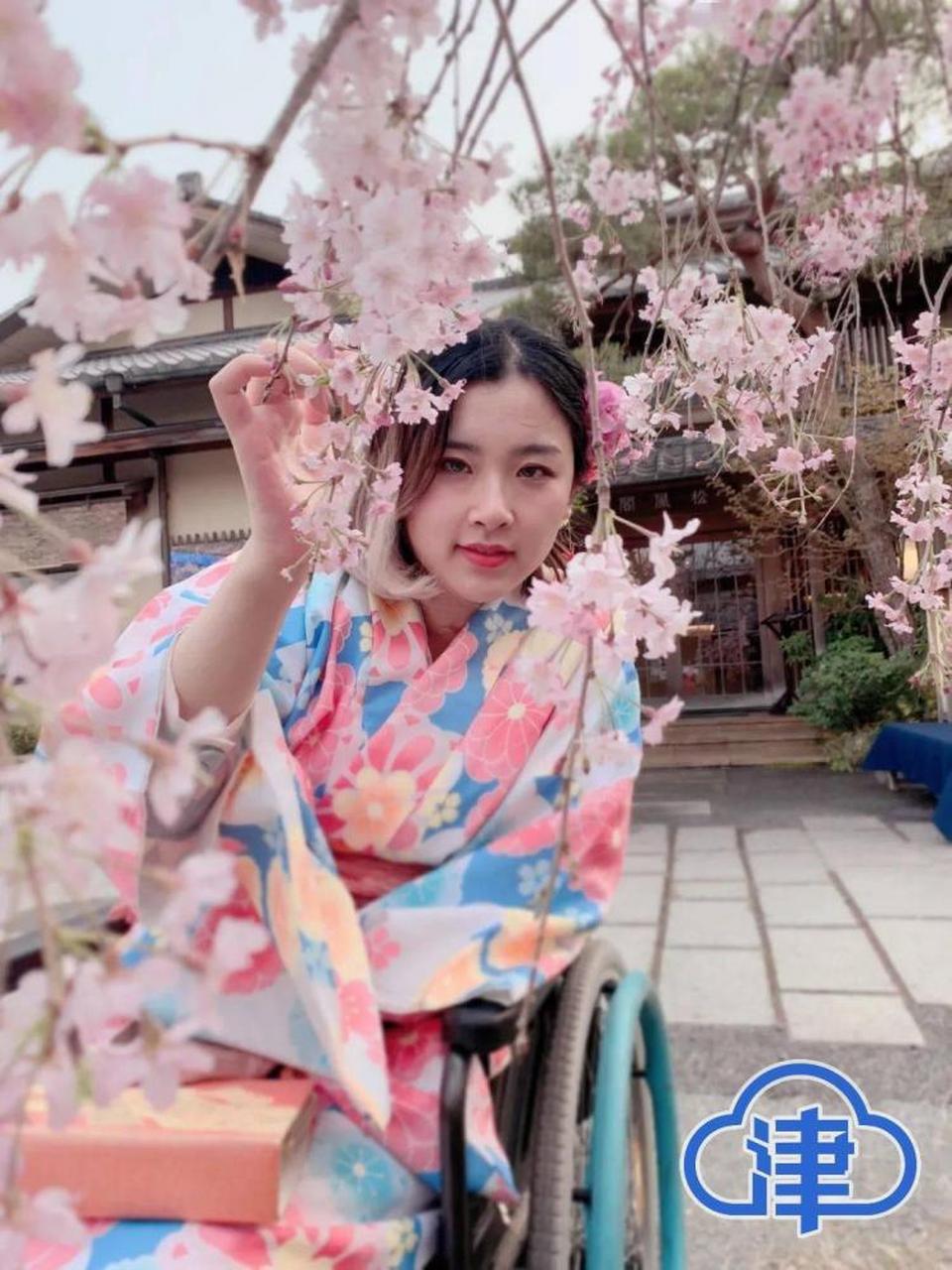 【轮椅上的"时尚博主"】2017年,张晨璐26岁那年,因为一场车祸造成高位