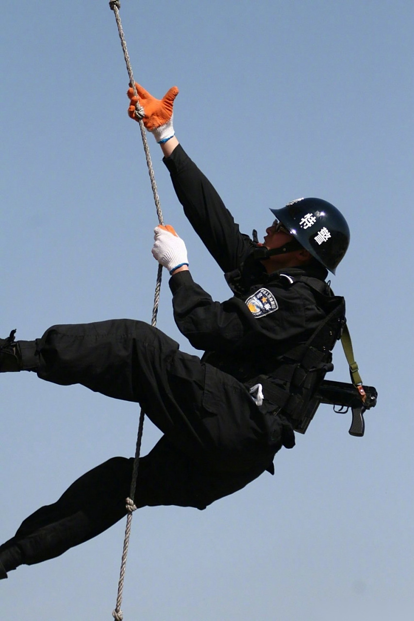 【特警张劼 "浴火重生"的人民英雄】张劼是安徽省蚌埠市公安局特警