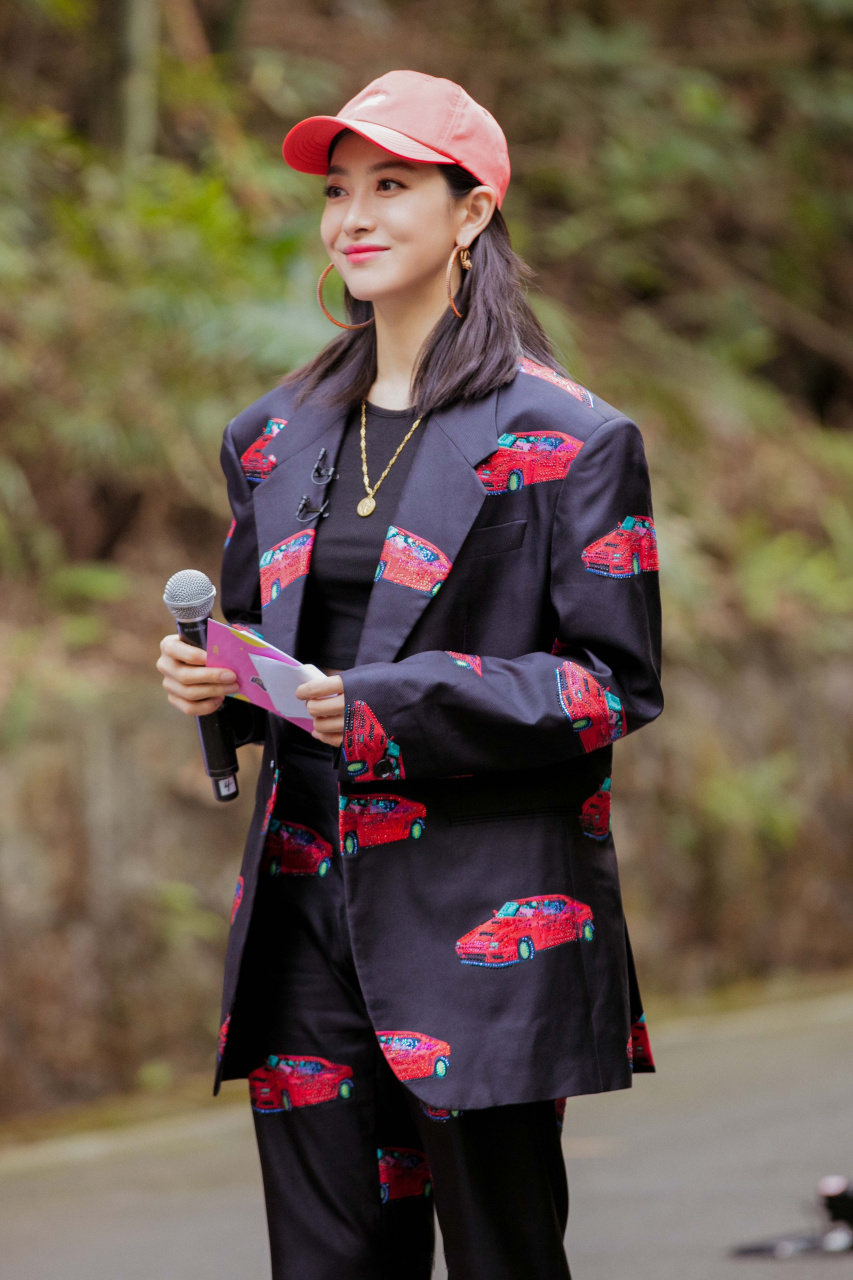 热烈欢迎霸气slay的西装宋教练@宋茜 出场[期待]继"秒变学员"开启架子