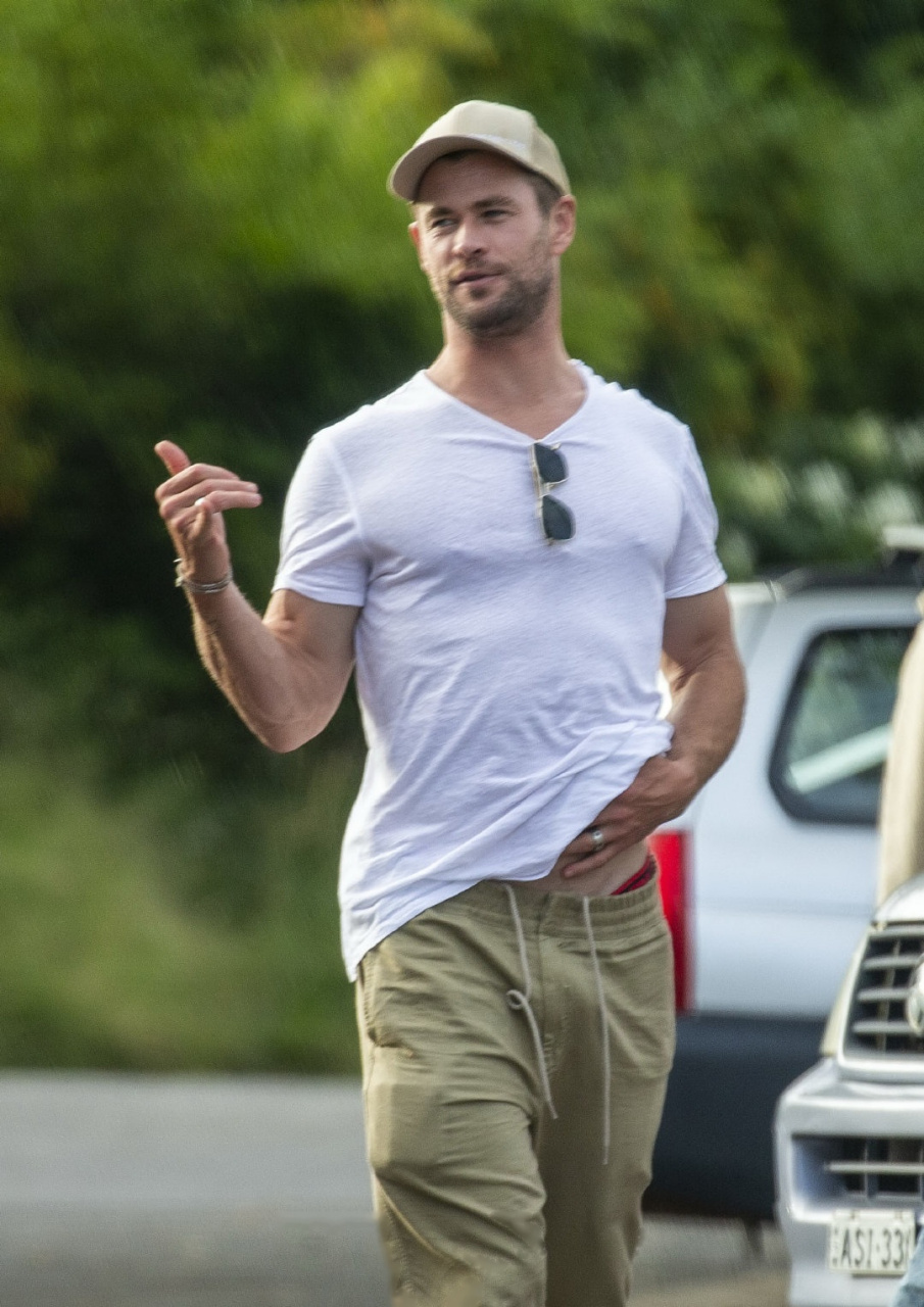 锤哥新街拍!果然还是得看人,别人摸肚皮那是油腻,你锤一摸性感到爆!