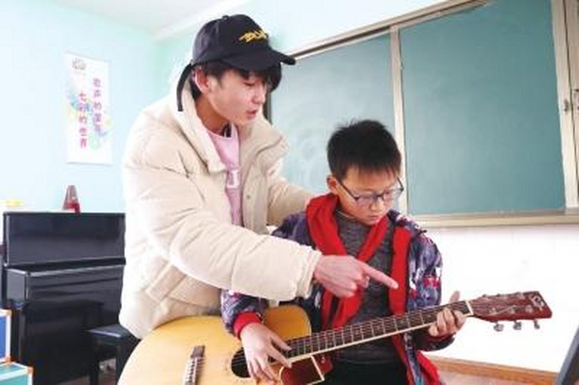 因为长相帅气,才华横溢,在学校里,韩超被同事,学生称为"最帅老师".