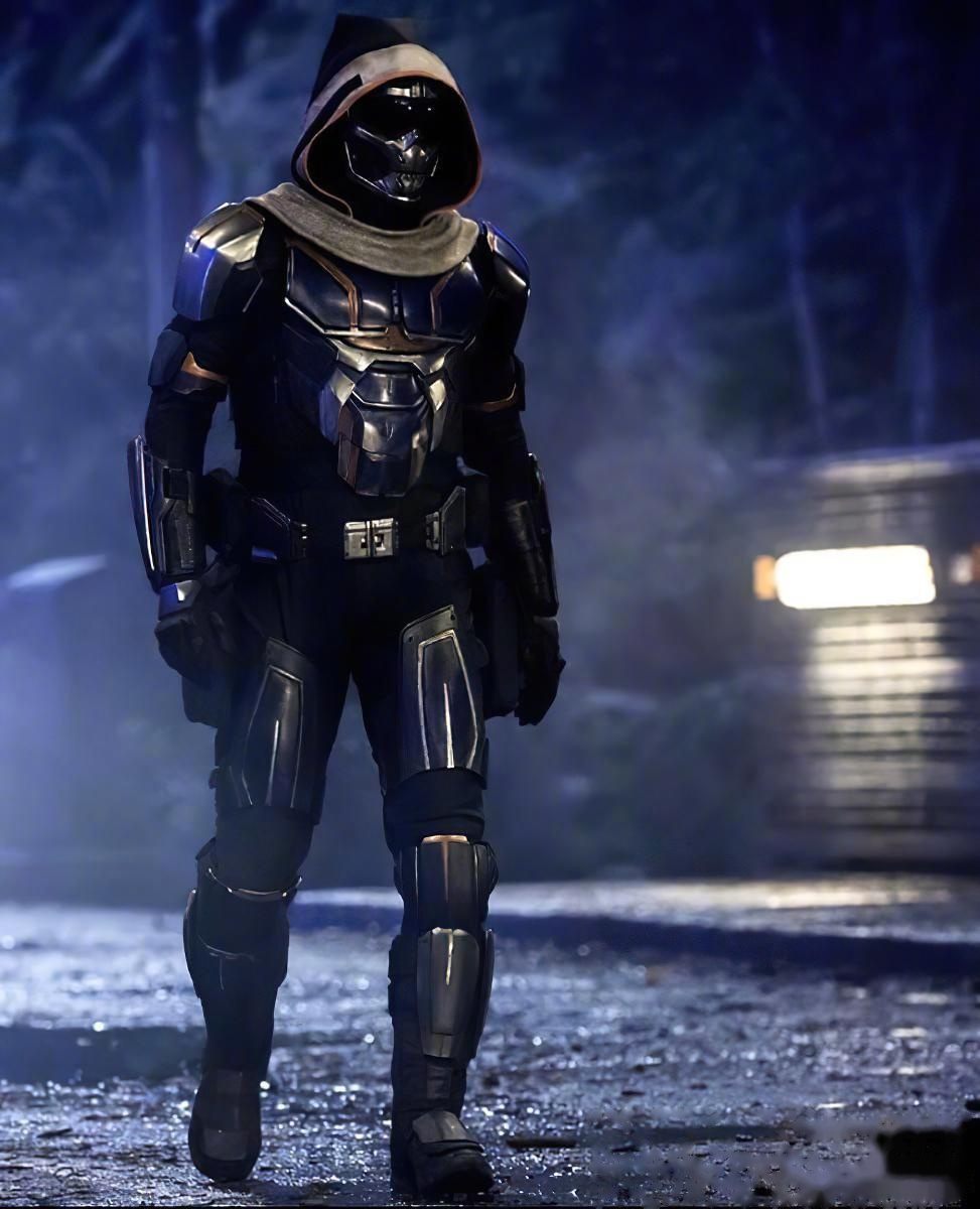 电影黑寡妇# 发布新剧照,反派模仿大师身穿制服solo亮相,该片原定月 