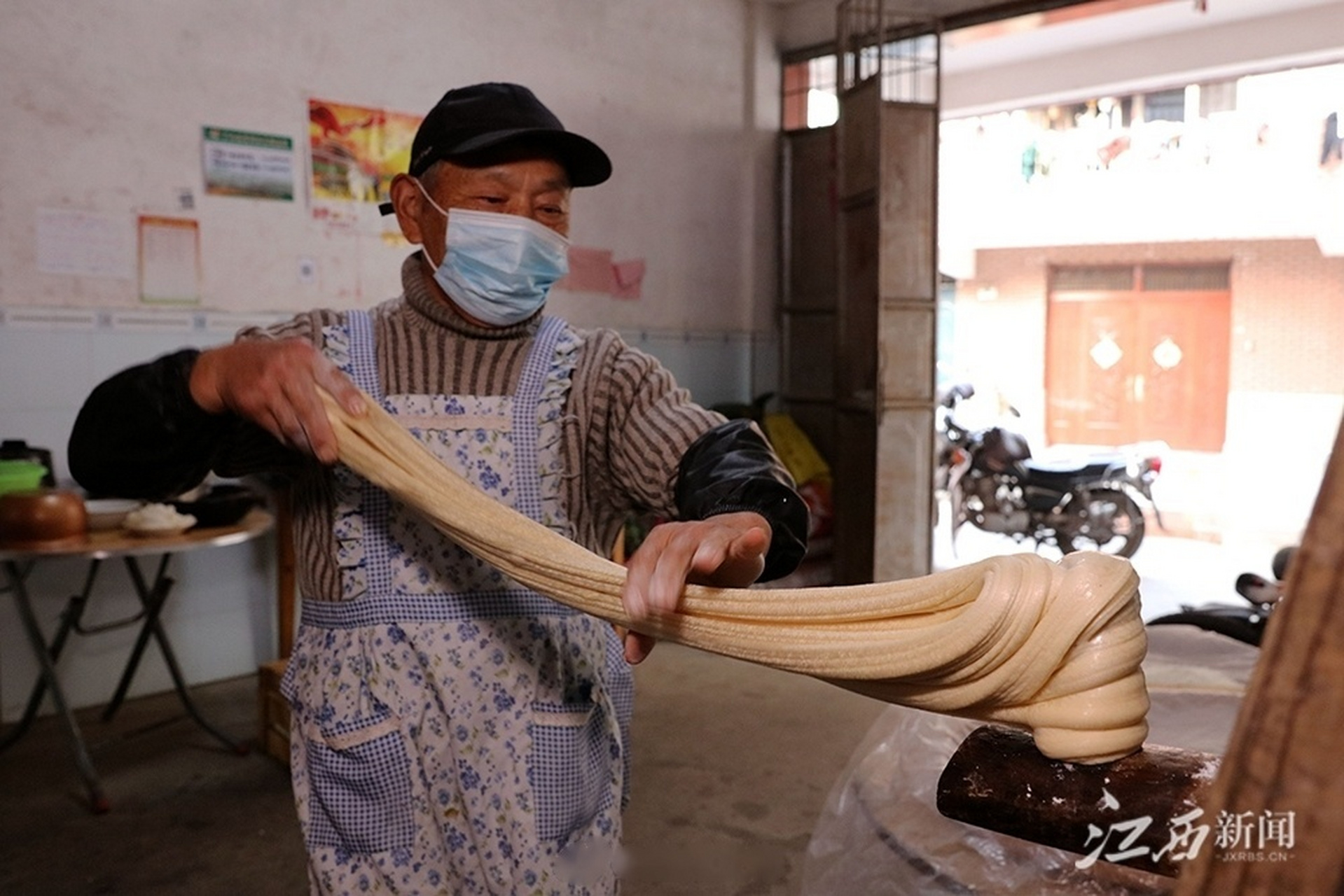 【南丰灌芯糖——日子甜 年味浓】 2021年2月4日,南丰县市山镇罗溪村