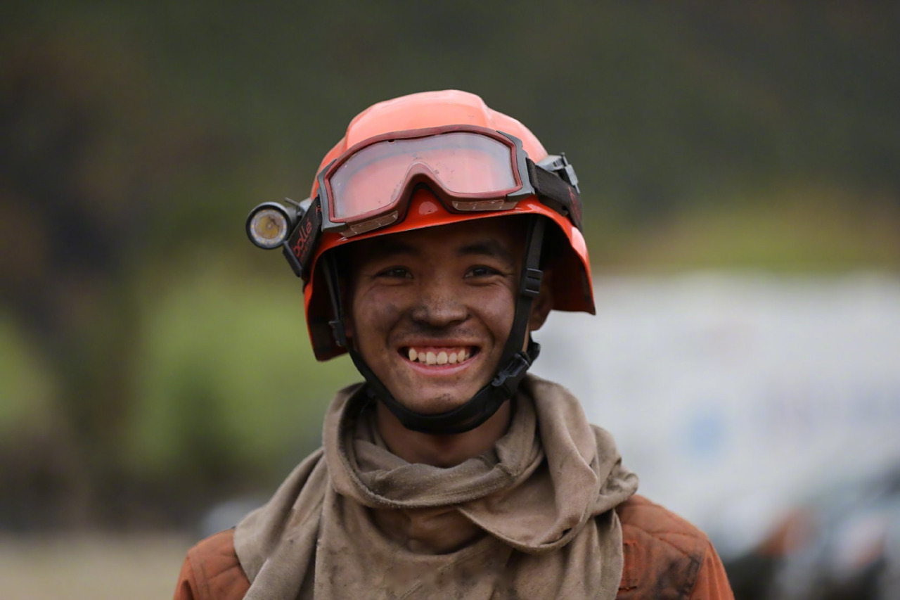 万能的消防员露出笑颜,脸上还有来不及擦的灰.