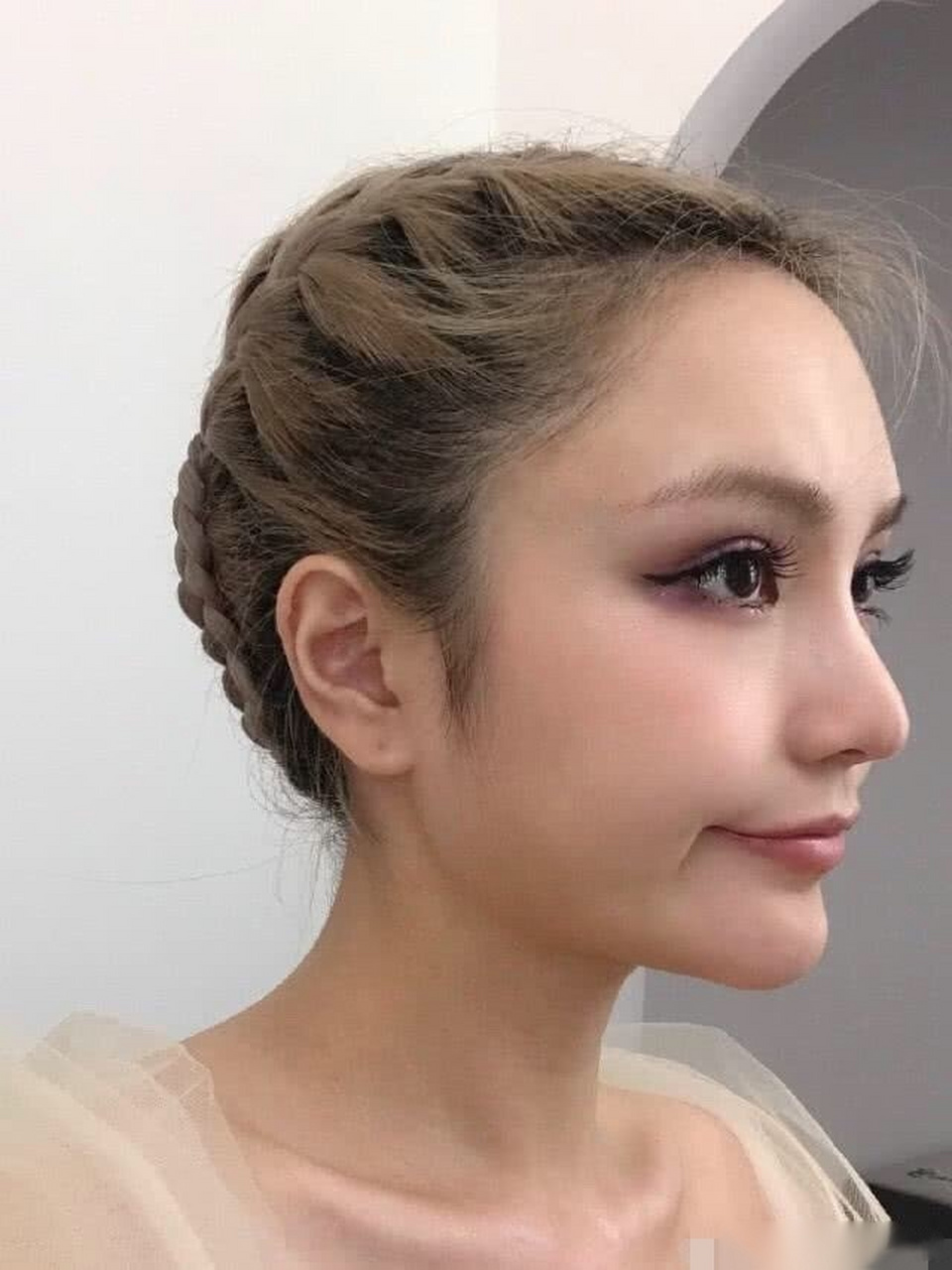 周扬青po照晒立体五官,天庭饱满自称聪明有福之人,侧颜放大撞脸阿娇.