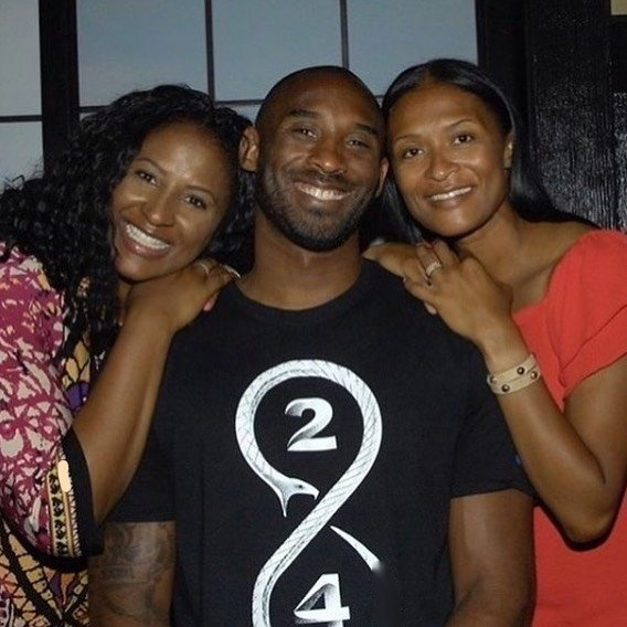 当地时间27日,科比姐姐晒出一张纹身照片,纹身画了一条曼巴蛇缠绕着