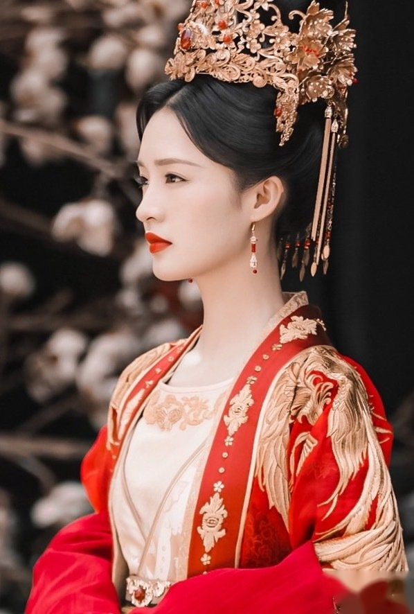 李沁一袭红妆嫁衣美到让人窒息.