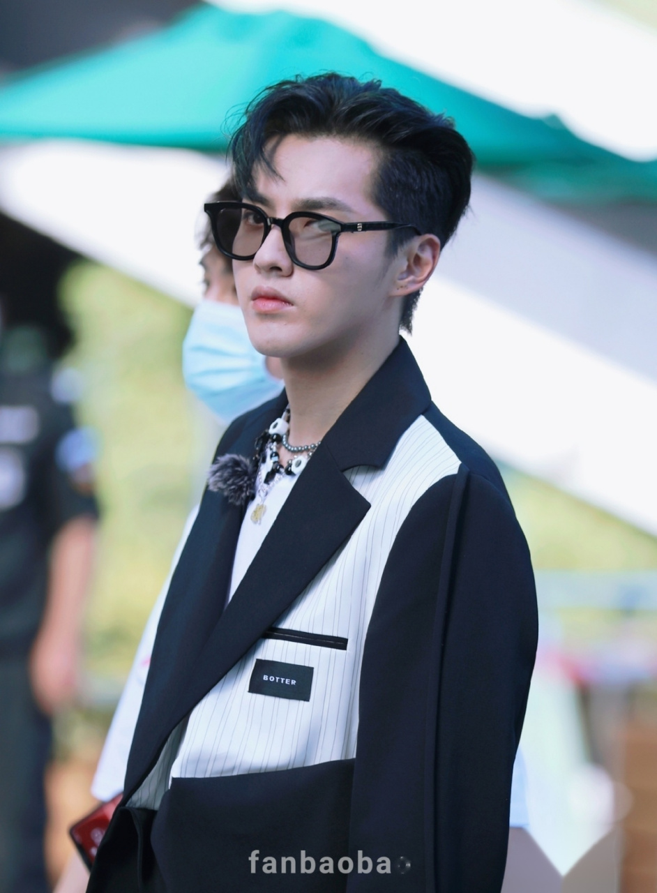 吴亦凡录制新节目《潮玩人类在这里》路透,一身黑白个性西装太洋气了
