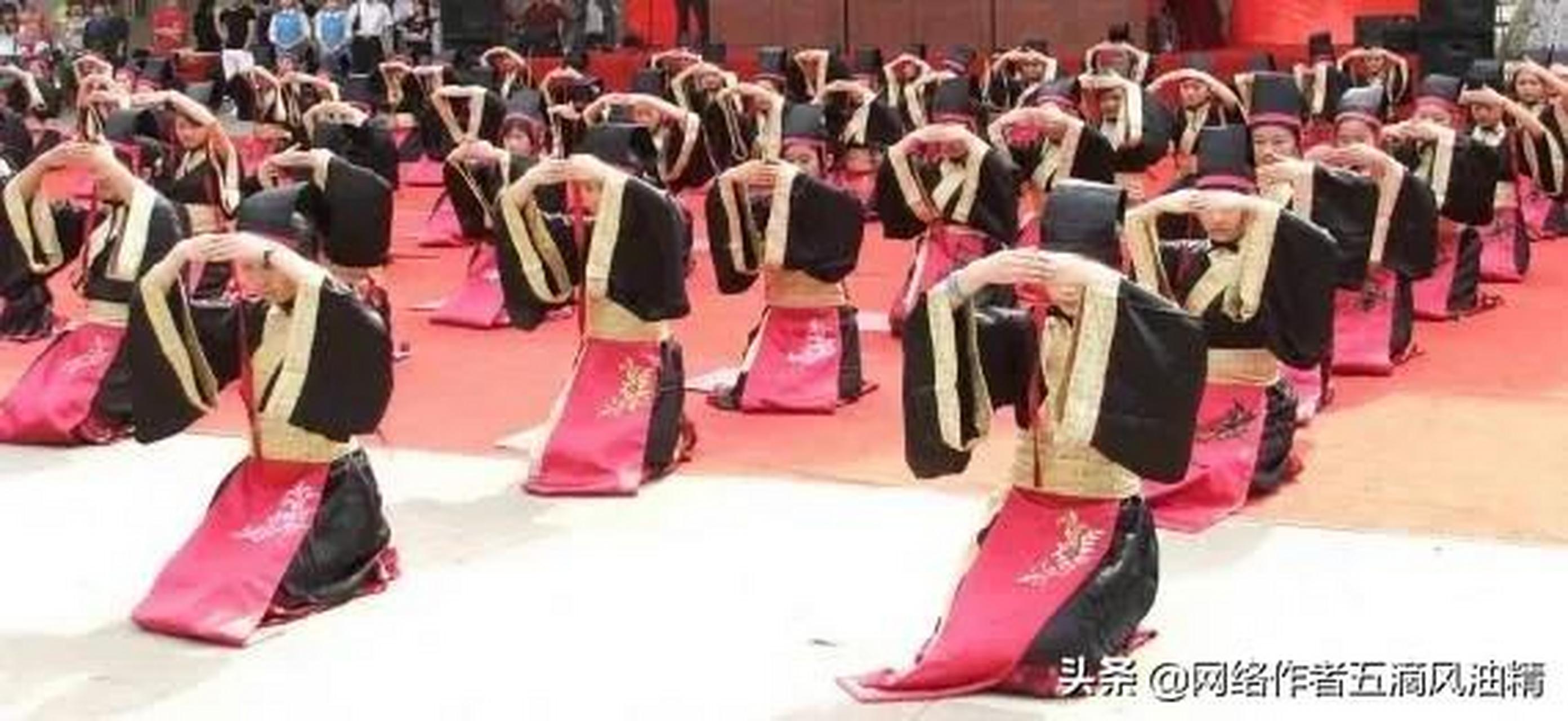 跪拜礼存在南北差异,尊重他方习俗的同时,也需尊重自我的意识.