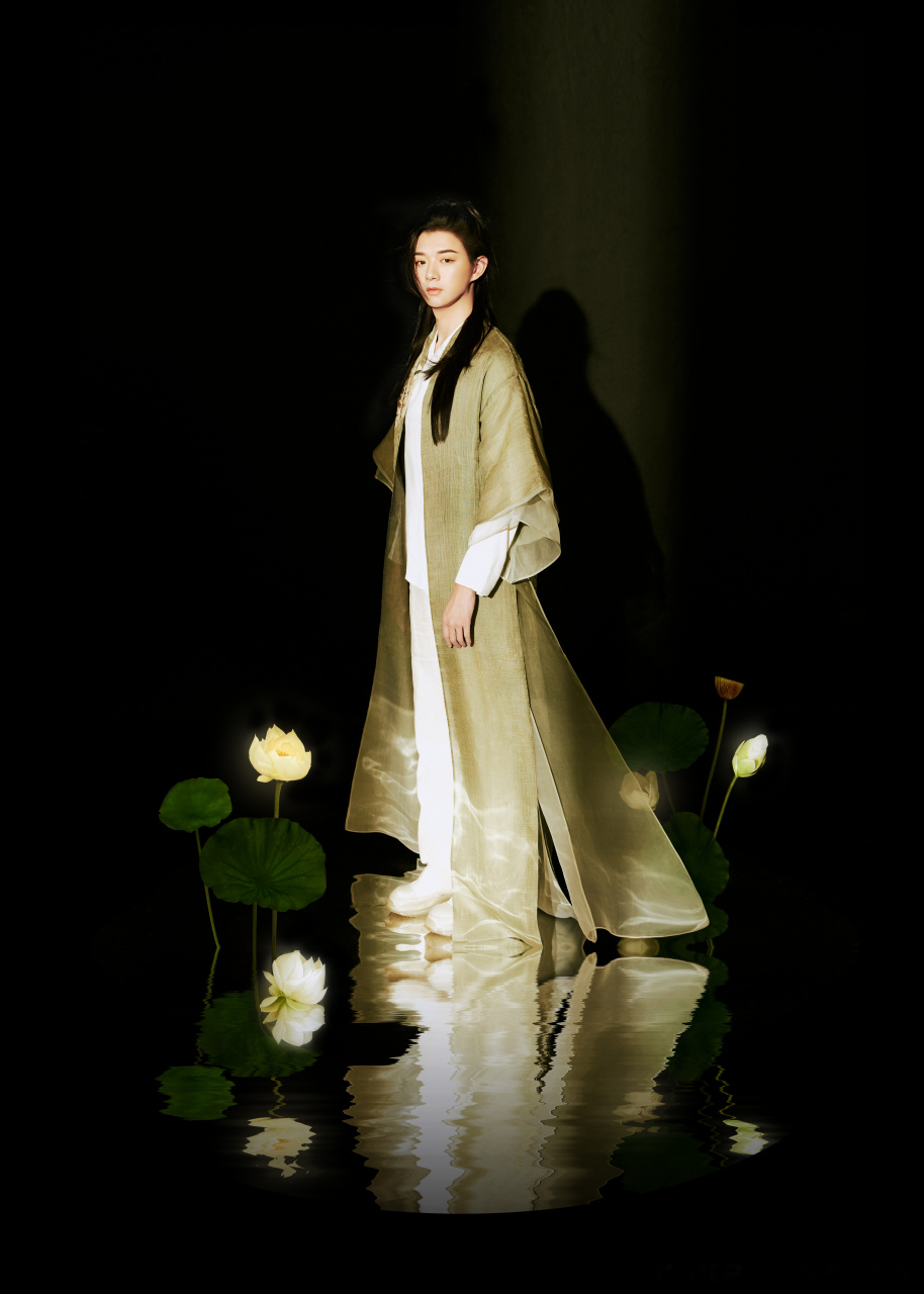 在本条微博评论区留言,有机会在线上演唱会中收到霍尊的"答疑解惑"噢