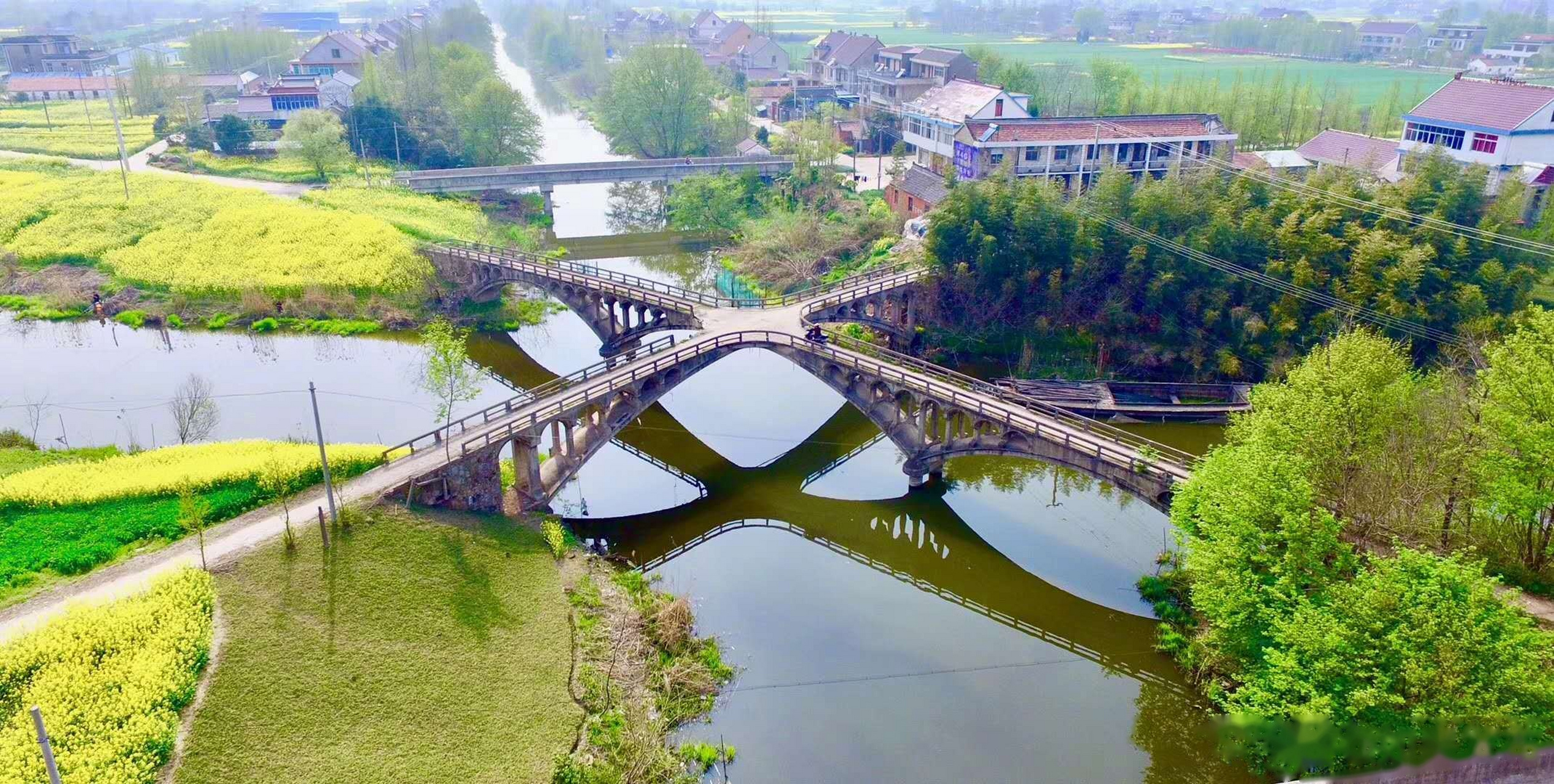 【《十字桥春色》】磨头十字桥建于1971年,它横跨在长甸河和大寨河上