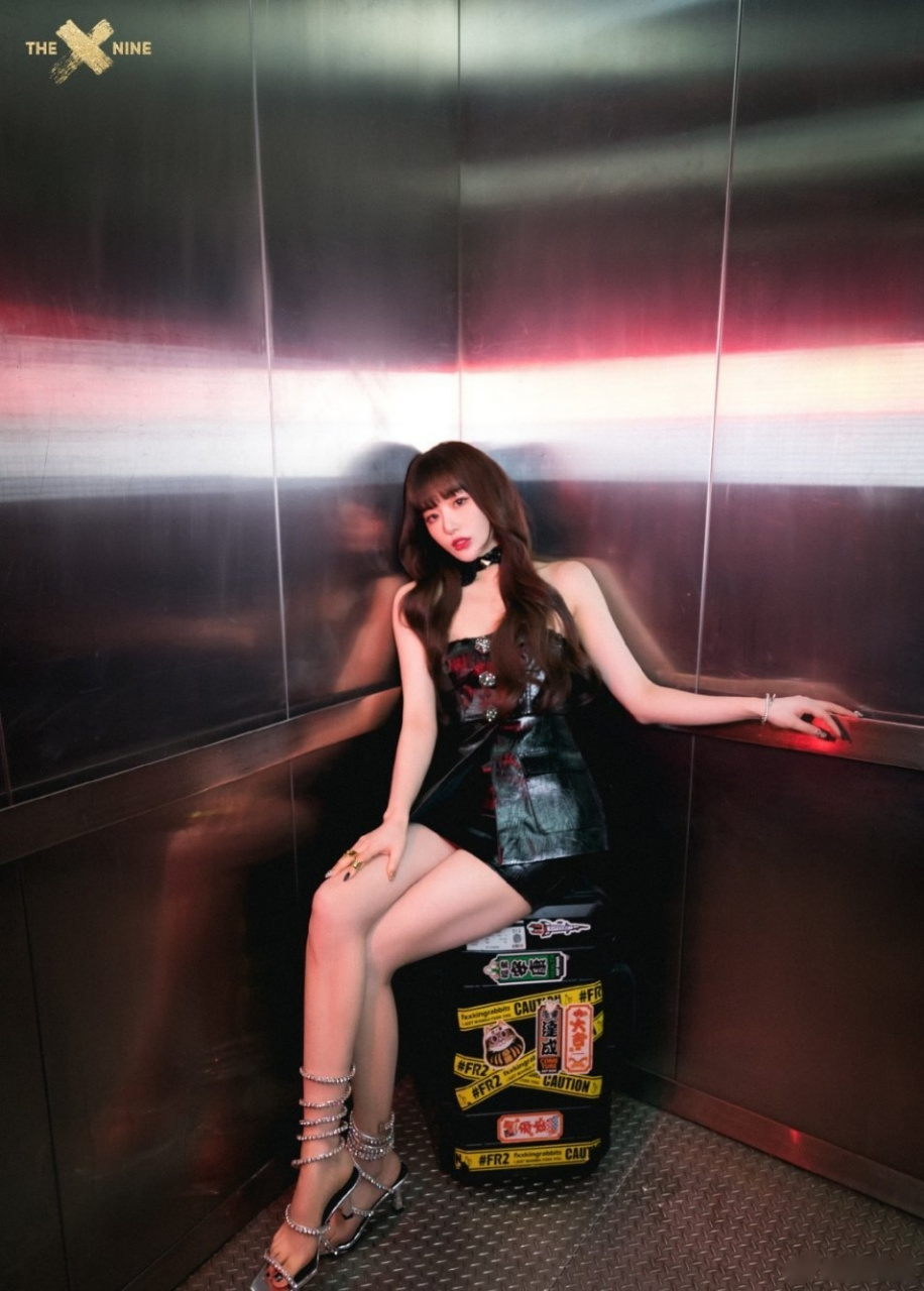 孔雪儿电梯间大片# 孔雪儿电梯间大片~性感美艳,黑色的人间小精灵