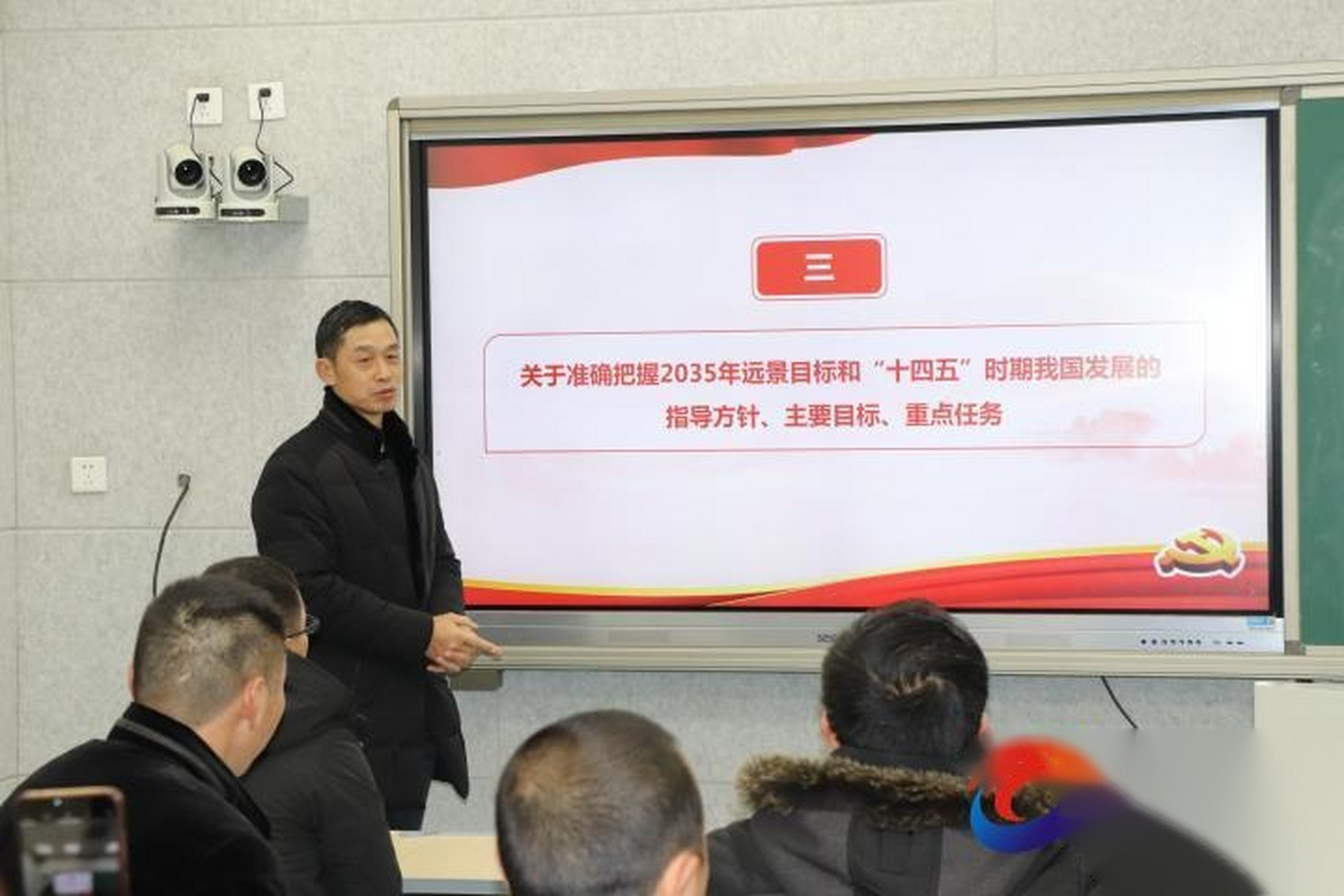 【铜梁关溅中学:全会精神进校园 开创教学新局面】1月4日,铜梁区关溅