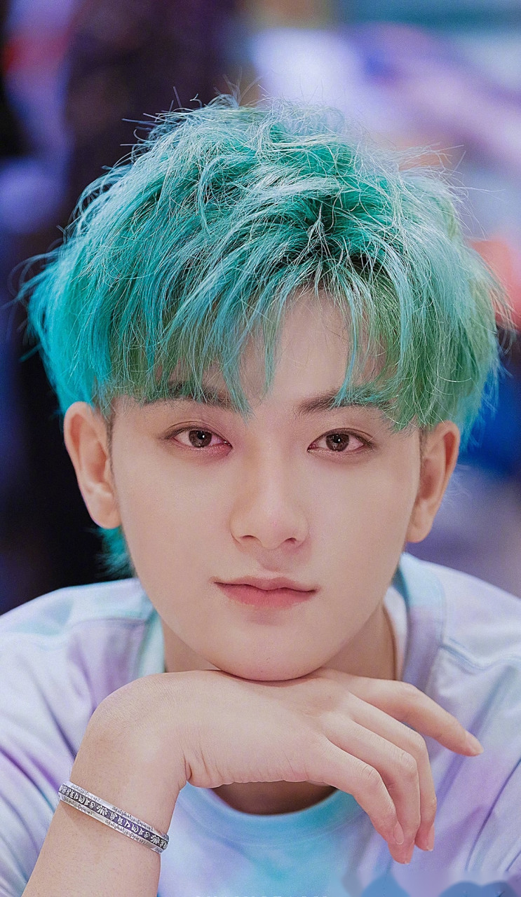 黄子韬薄荷绿发色好好看啊薄荷绿发色好显白,夏日甜豆黄子韬!