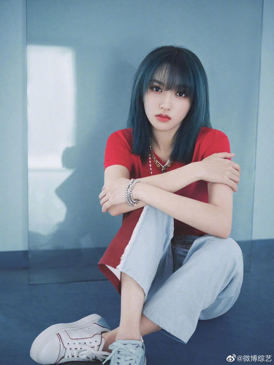 在玻璃倒影中,程潇的盈盈一握的腰身着实让人羡慕,一直都知道潇潇子的