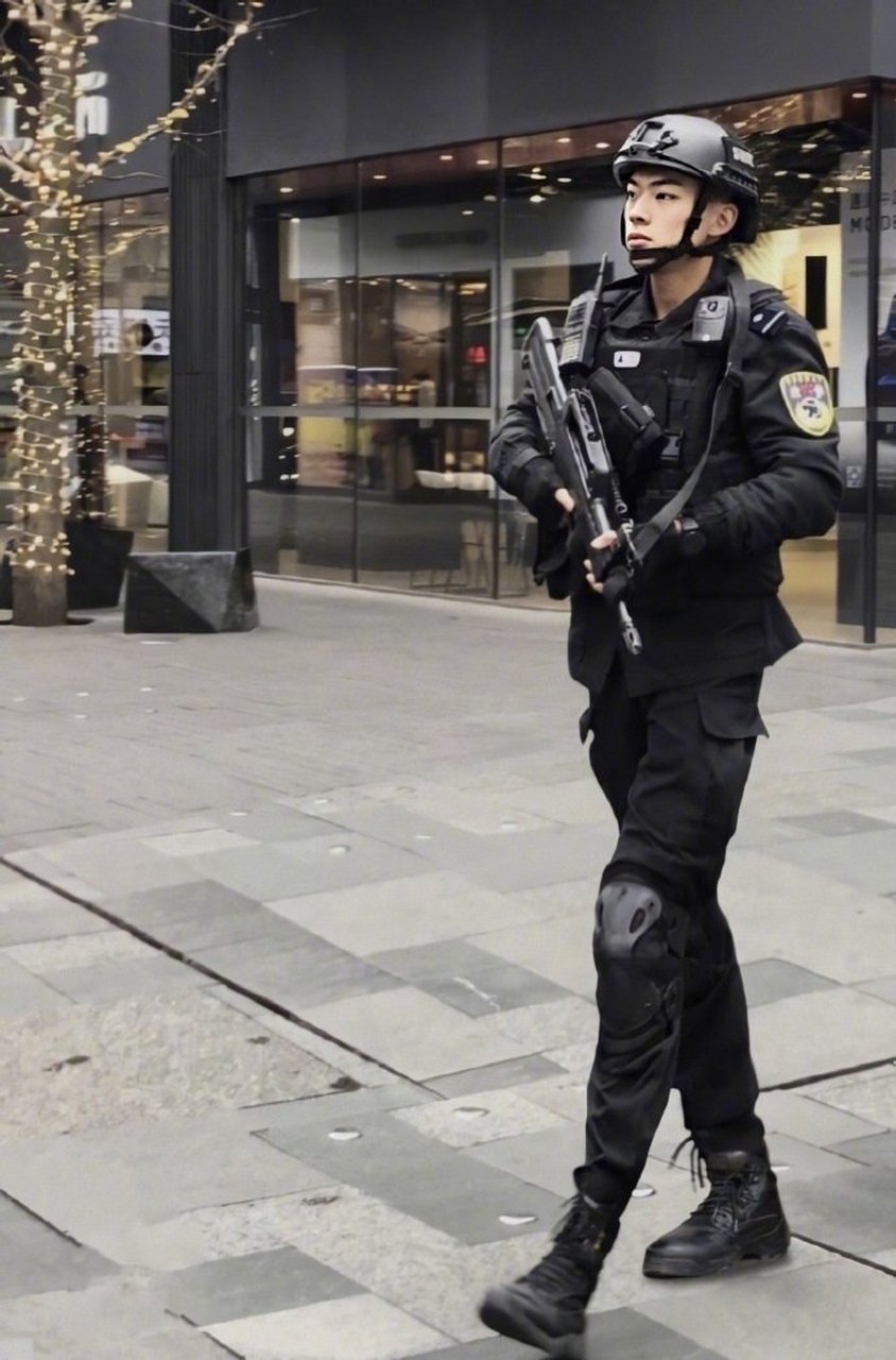 成都太古里的特警.