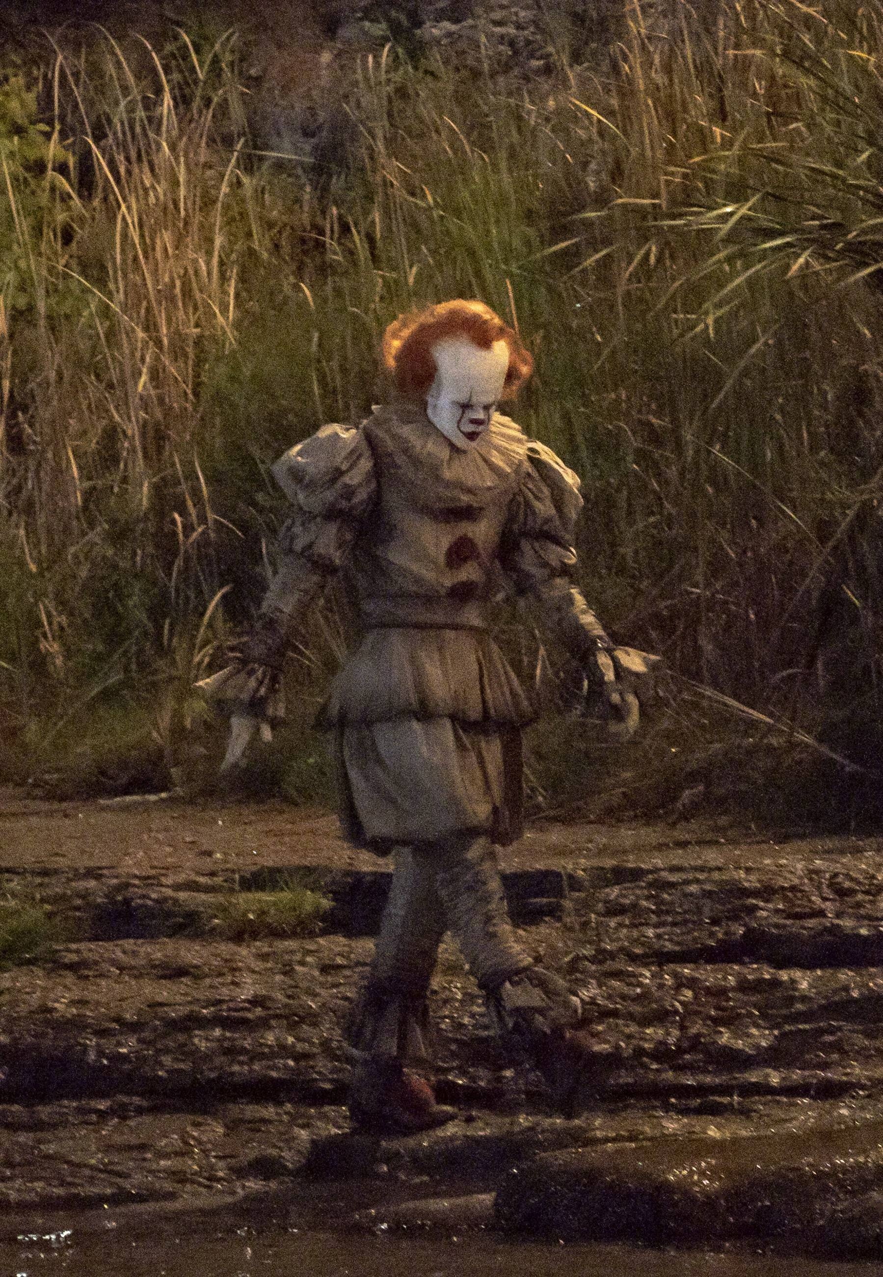 《小丑回魂2》曝光一组片场照,比尔·斯卡斯加德仿佛穿了一身塑料袋