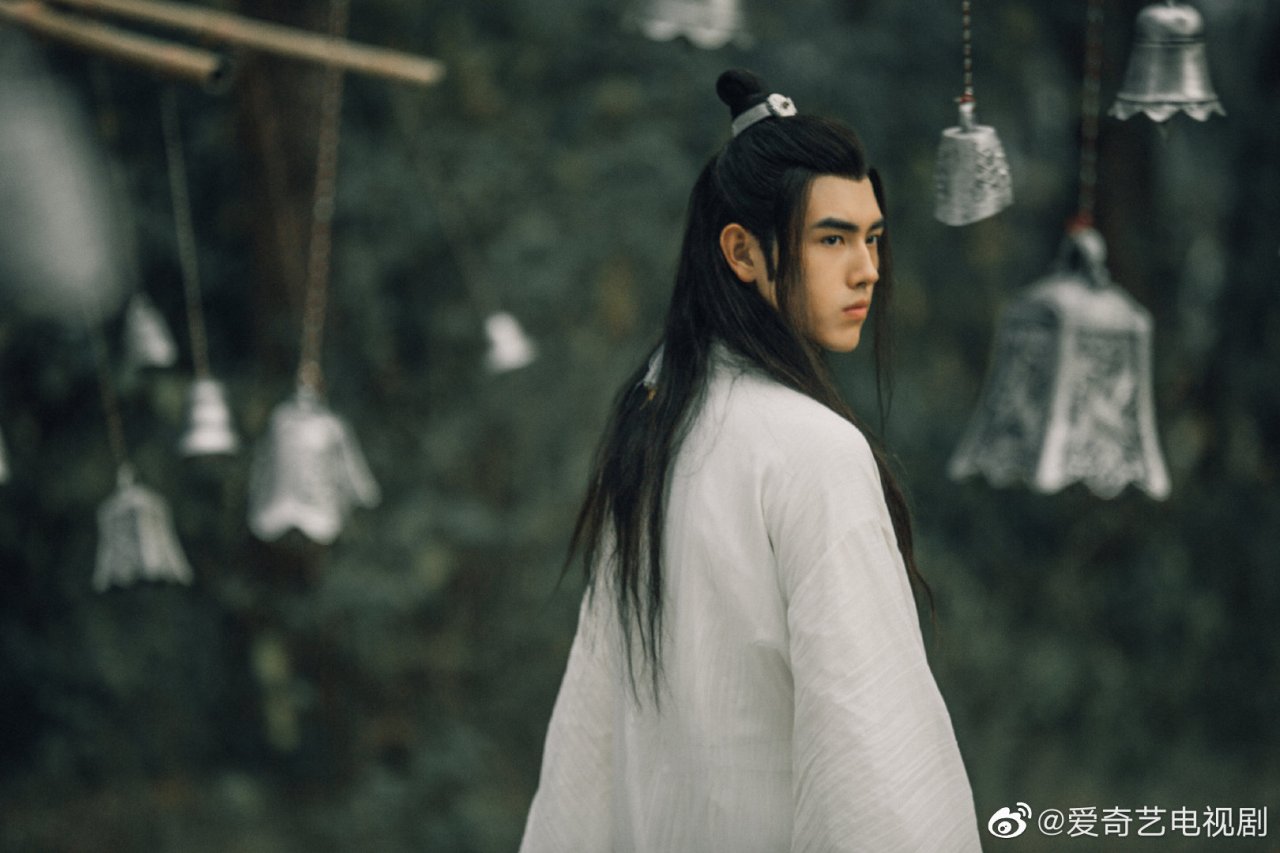 陈飞宇天醒之路# 鲜衣奴马翩翩少年!一袭白衣意气风发太让人心动了!