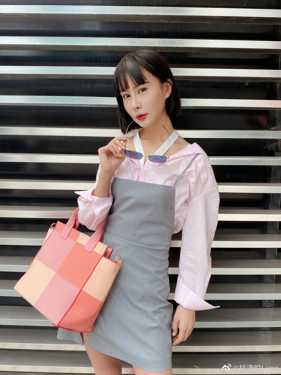 胡潇悦#今天穿什么#美好六月,今天是粉红粉红的一天～也是努力工作的