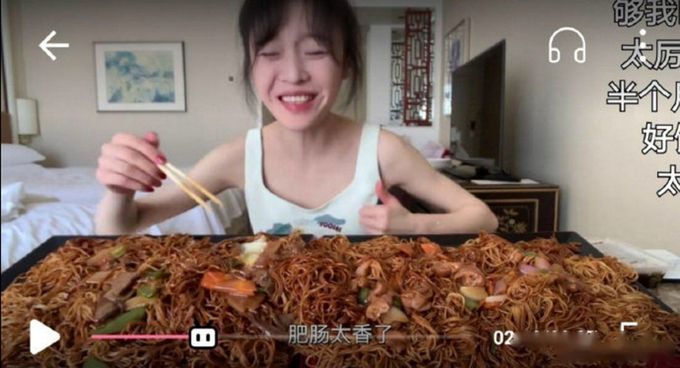 大胃王mini真是越来越瘦了,从来没见过一个吃播这么瘦,胳膊好吓人