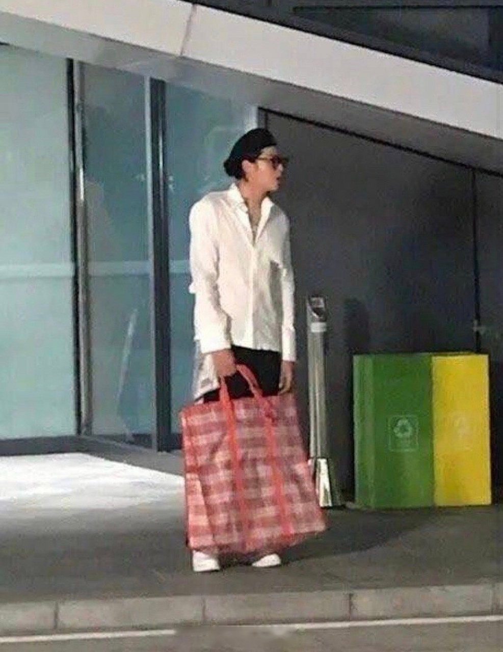 吴亦凡街拍生图,手拿编织袋都挡不住帅气啊[兔子]