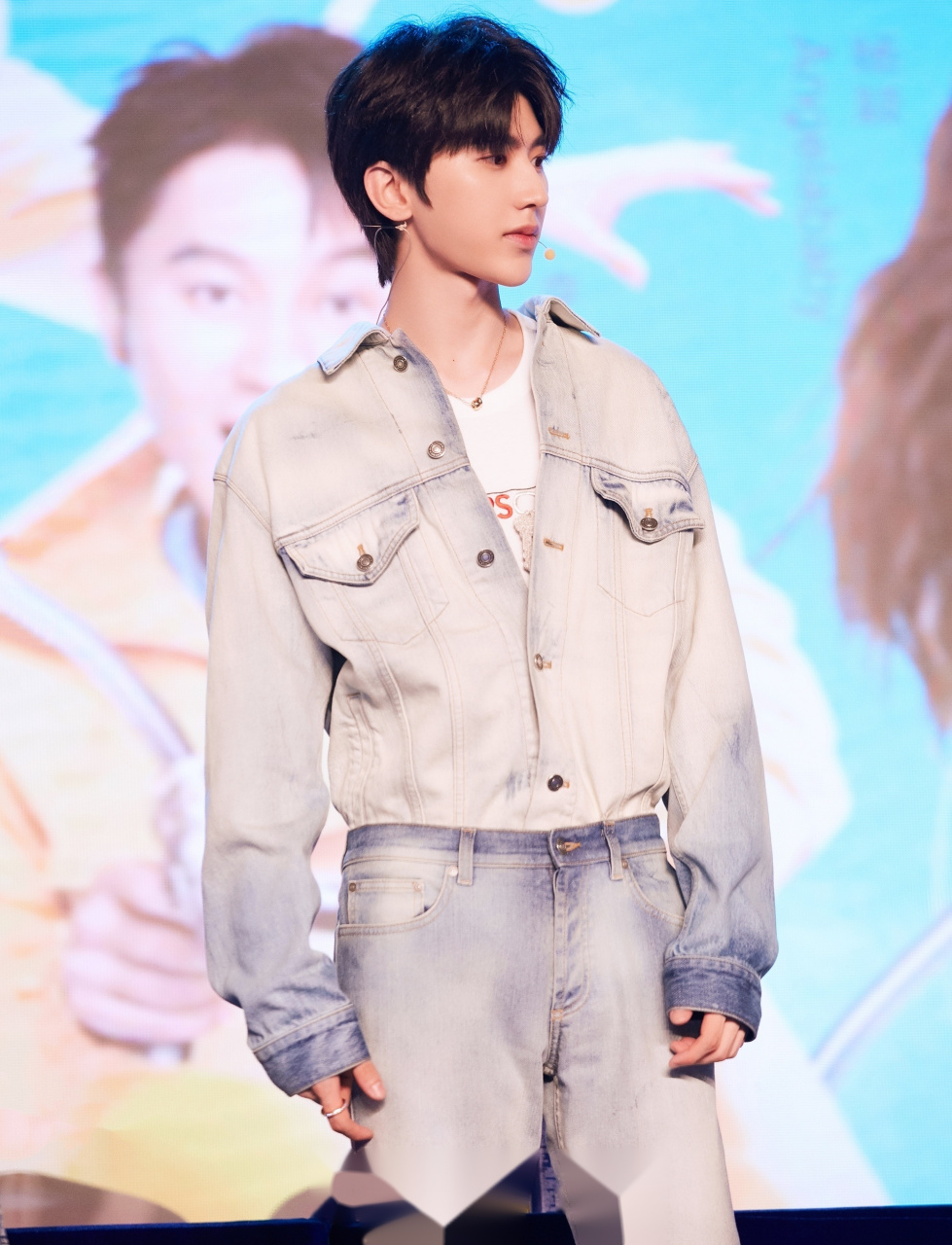 其实比起撕名牌赢没赢,我更想知道蔡小葵挑战的黑衣人这个游戏他赢了