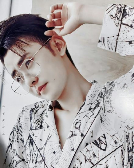 张云雷的一波锁骨杀 小辫儿真的撩人于无形[期待]