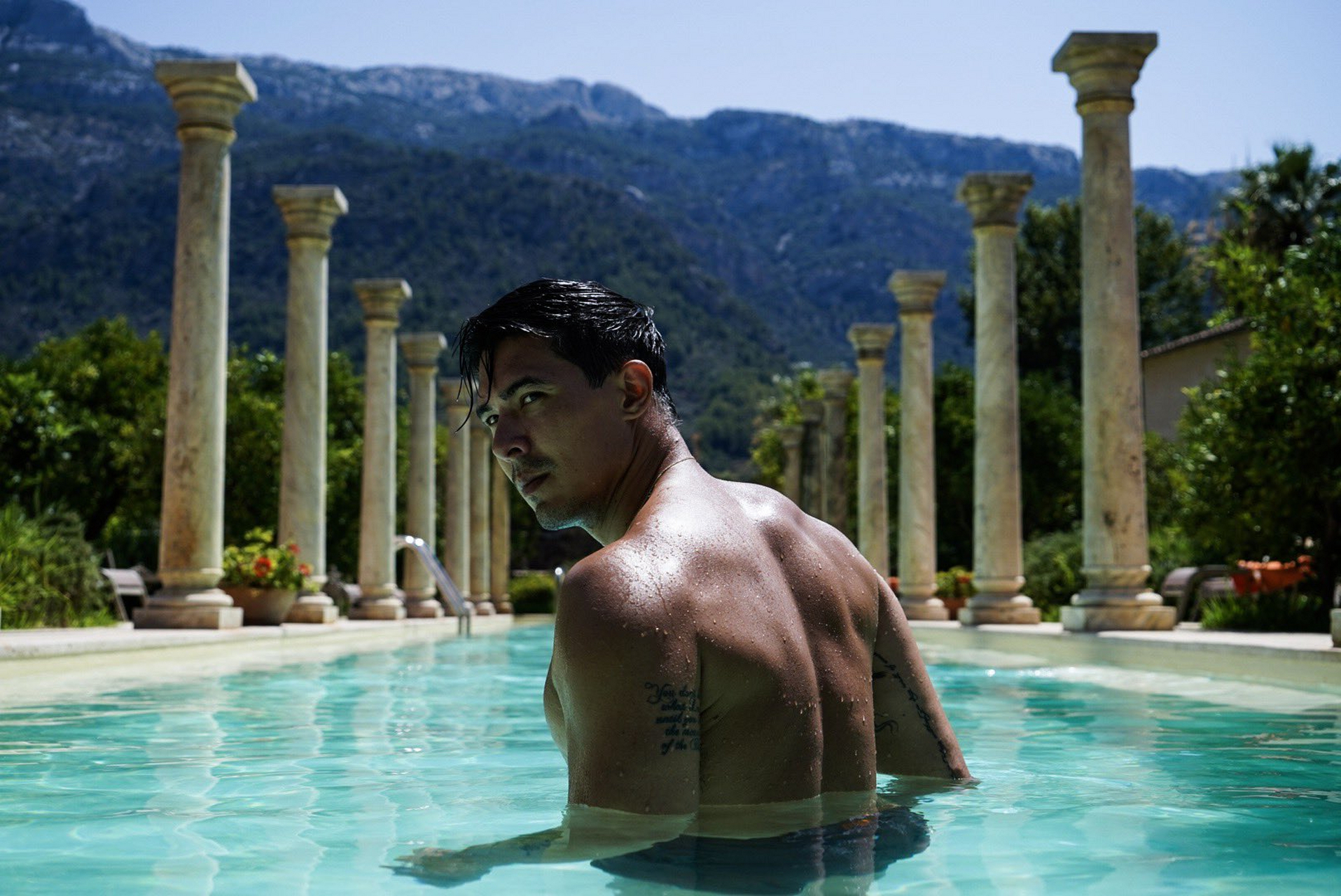 刘易斯·谭自曝西班牙度假性感新照![期待][舔屏][色][亲亲]