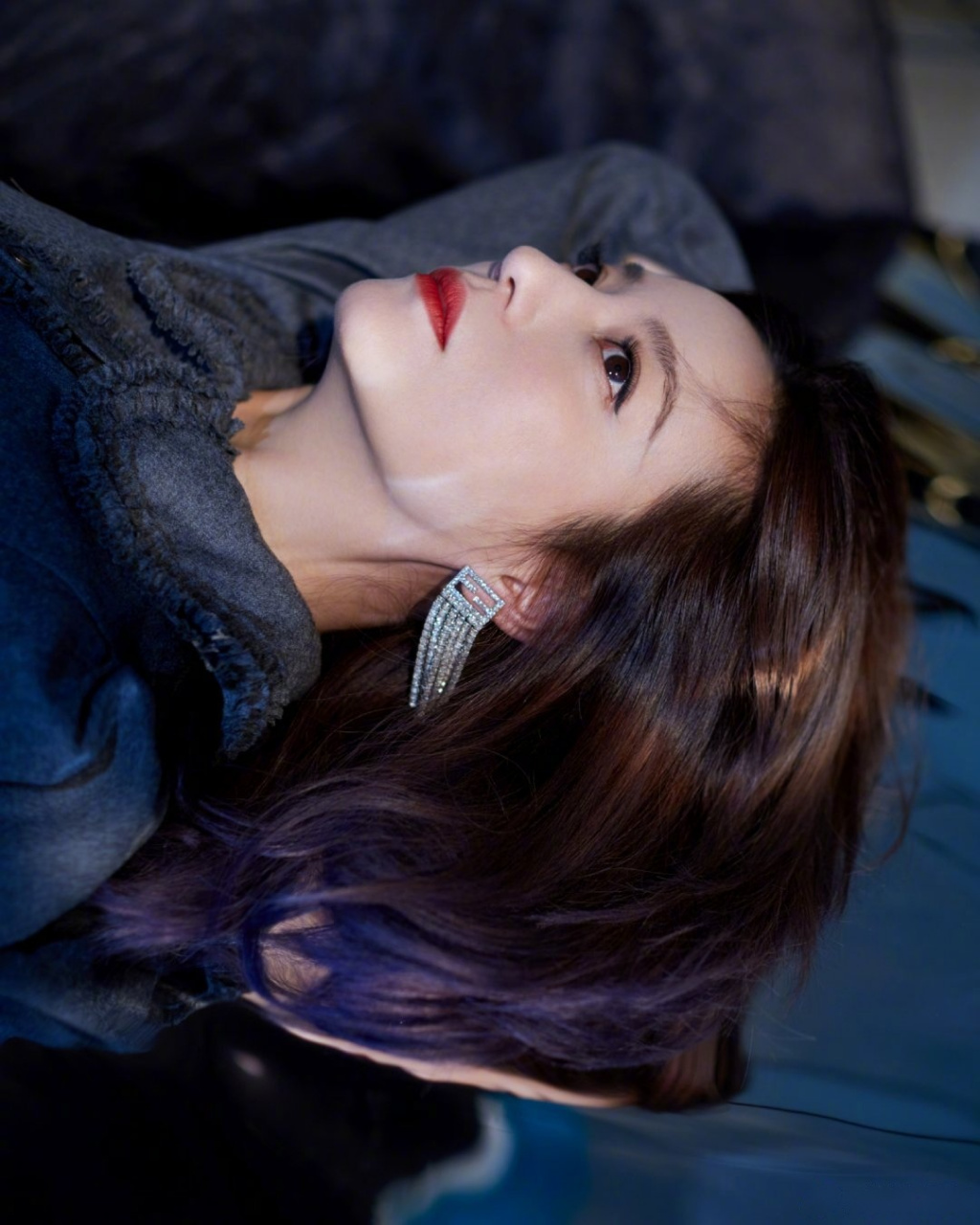 身着灰色连身短裙出席#上海国际电影节# 电影频道传媒