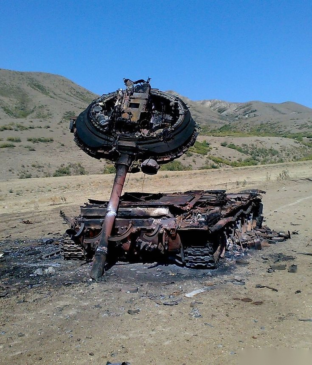 2008年被俄军击毁的格鲁吉亚t72坦克,这张照片拍的跟p的似的.