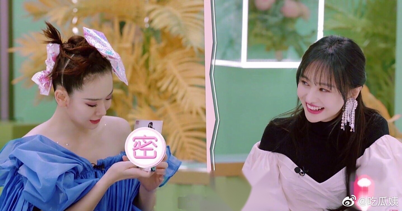 戚薇读郑爽粉丝信,随意拿出来一封2014年的信,看到信里面的照片却一下