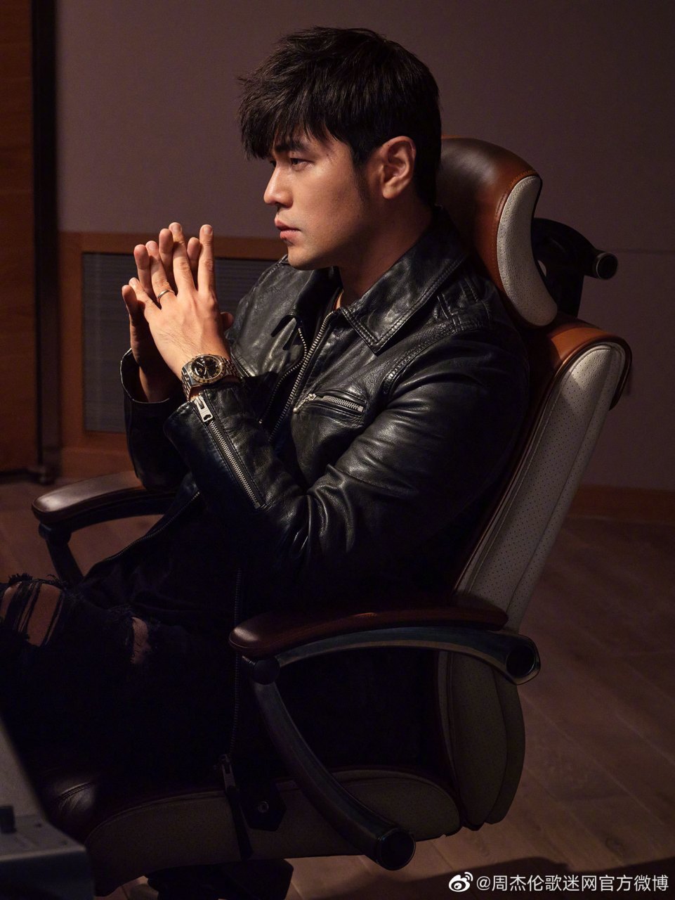 周杰伦的帅是越品越有感觉的那种,你仔细看会发现他的五官都恰到好处
