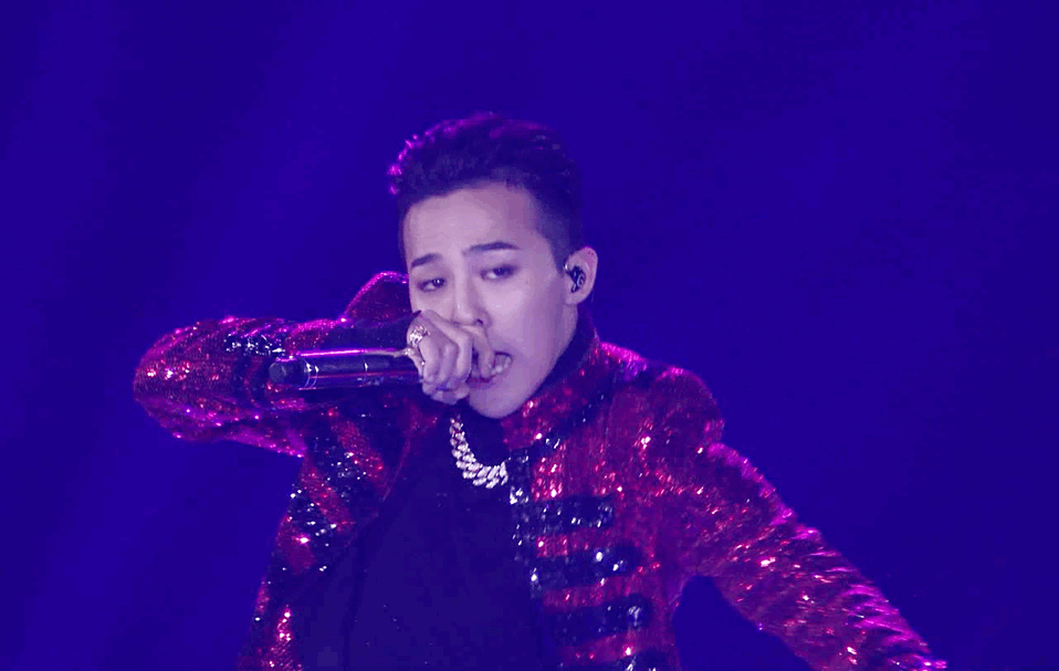 权志龙舞台上酷酷的亮片红衣 大背头 墨镜造型,真的是毫无抵抗力,舞台