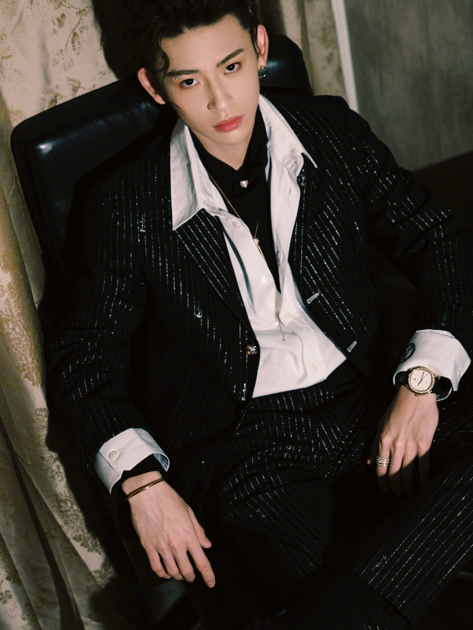 小鬼王琳凯 一身黑白叠穿,鎏银西装造型亮相成都,复古羊毛卷发型似