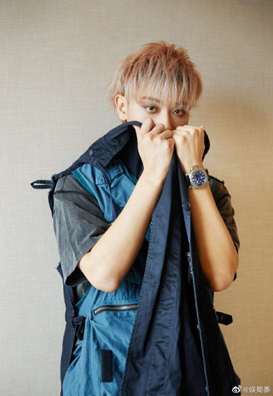 黄子韬真的太讨人喜欢了私下里是活泼可爱的阳光大男孩,工作起来是