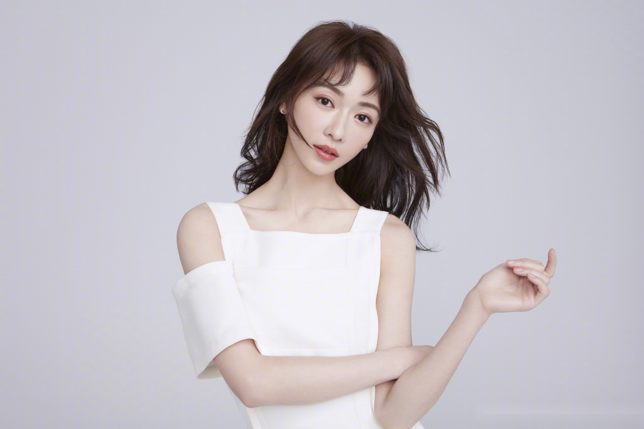 吴谨言属马,狮子座,小我一轮,今年是她进@欢娱影视office的第四个年