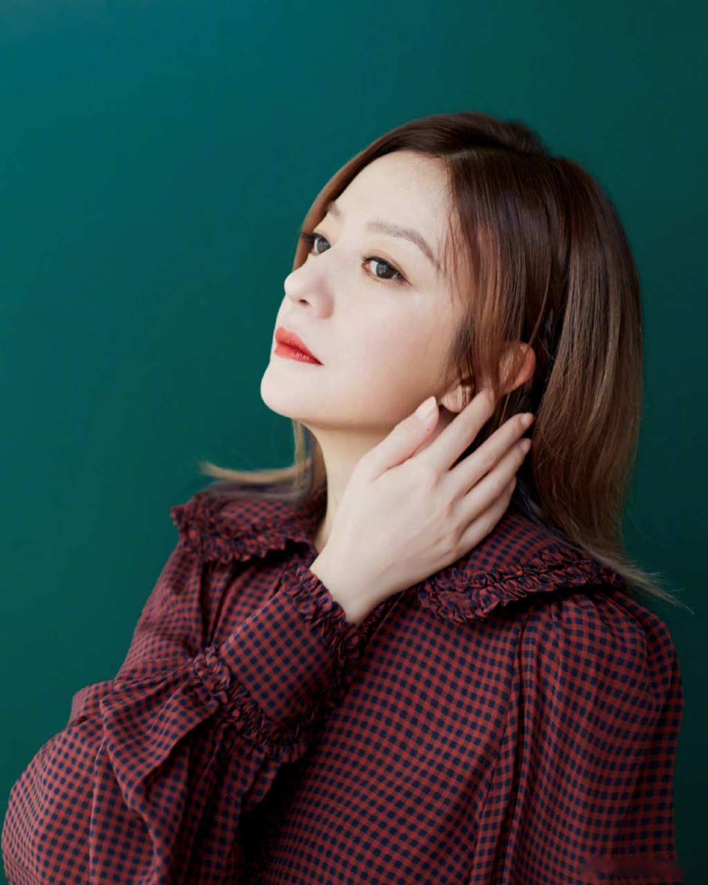 赵薇# 全新时尚大片释出,赵薇身着红棕格子上衣搭配同色系短裤,简约