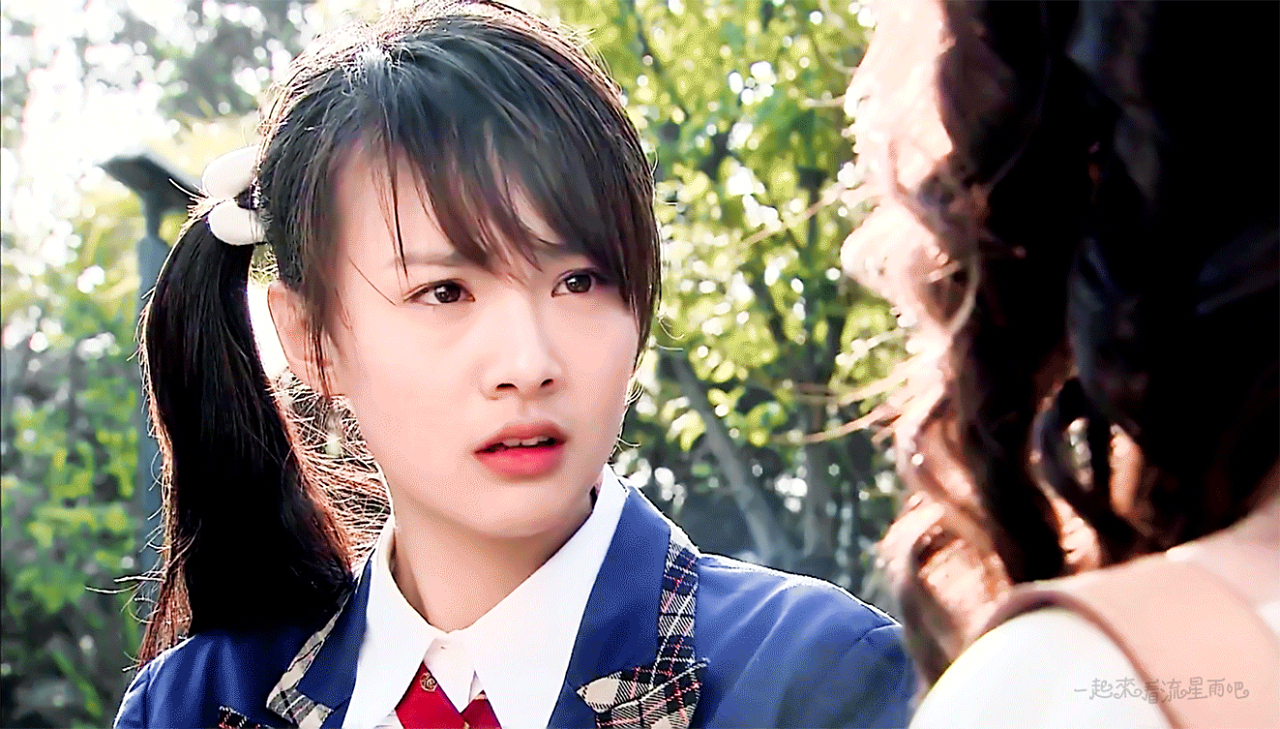 一部《一起来看流星雨》郑爽走进了我们的视野,在最好的年纪里见证了