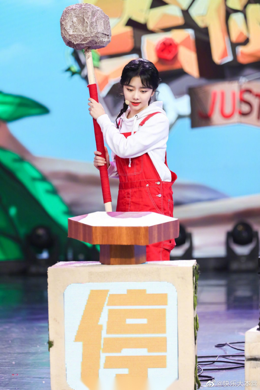 任嘉伦谭松韵快乐大本营花絮照,期待陆大人与今夏小爷同台合体呀