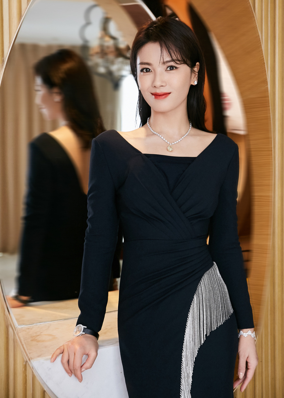 刘涛流苏鱼尾裙 熟悉的涛姐又来美图狙击了～藏蓝色长裙简洁大方