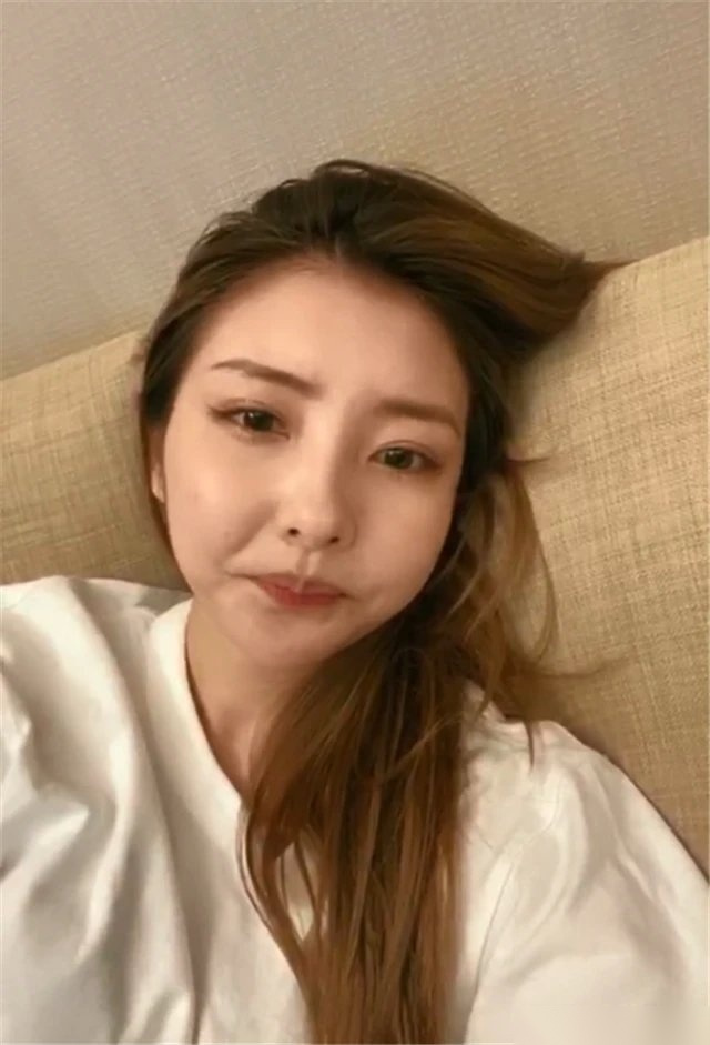 王思聪前女友豆得儿素颜直播,大谈整容经验,自曝经常打玻尿酸.