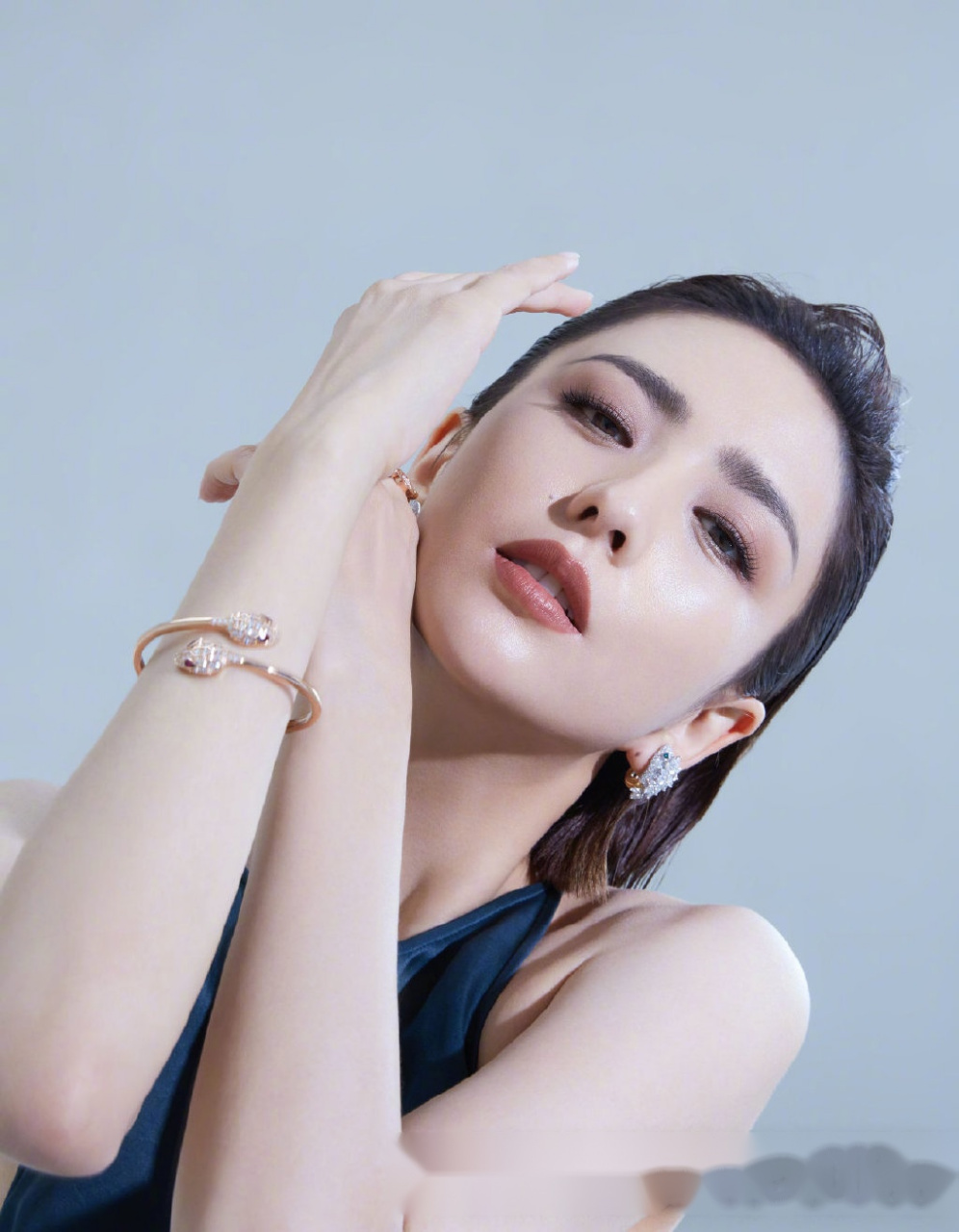 佟丽娅登上《时尚cosmo》8月刊封面,穿梭在光影间透出神秘感,西装与