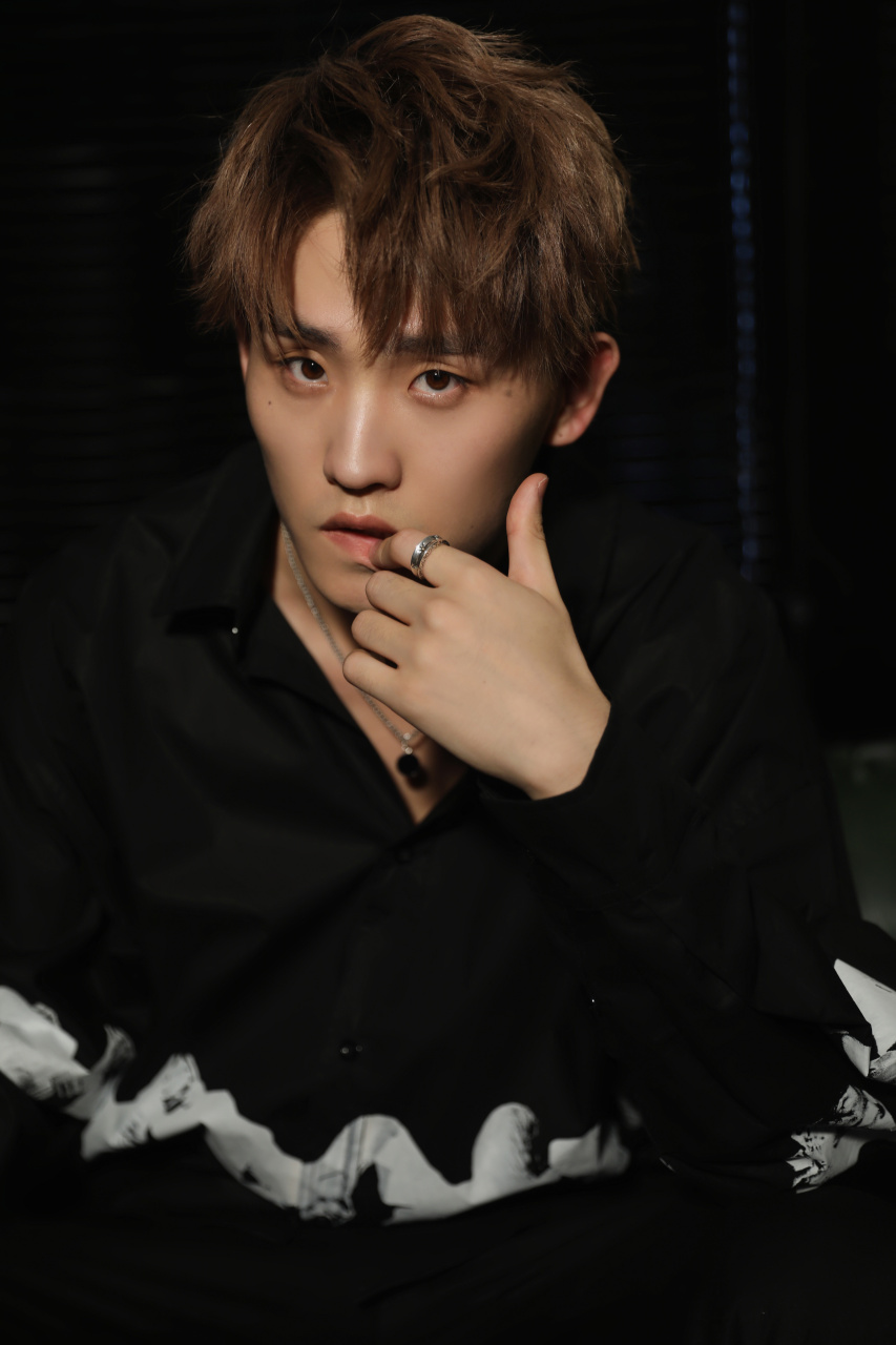 代少冬 50w福利是难得的6宫格 很开心我的粉丝突破了50w哈哈 无论在营