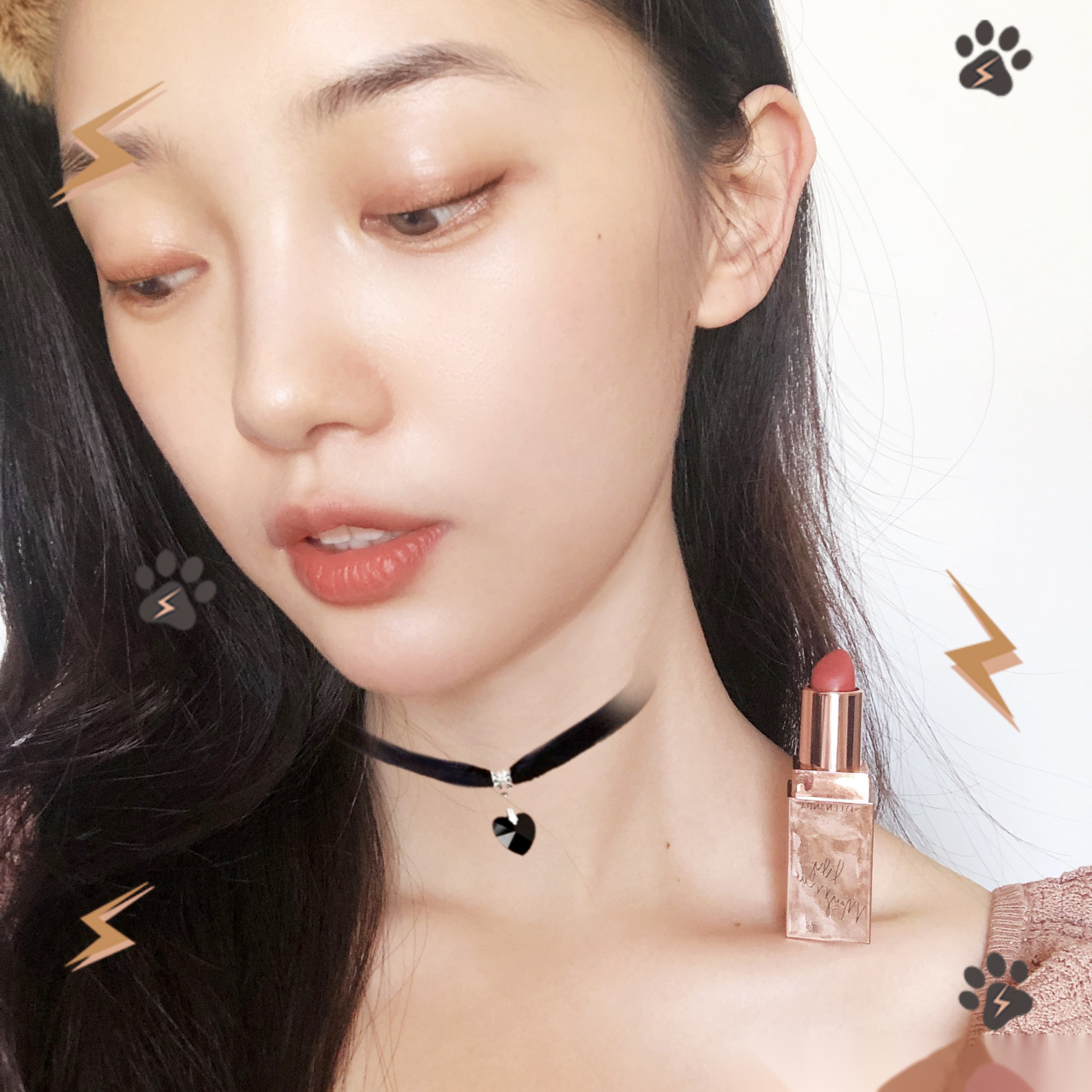 锁骨放口红挑战# 挑战成功但是我一下都不敢动