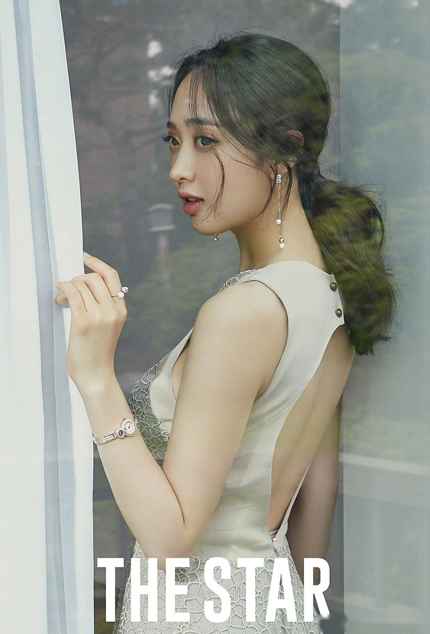 星时尚#金玟廷 时尚画报公开~ 金玟廷正在出演tvn周末剧