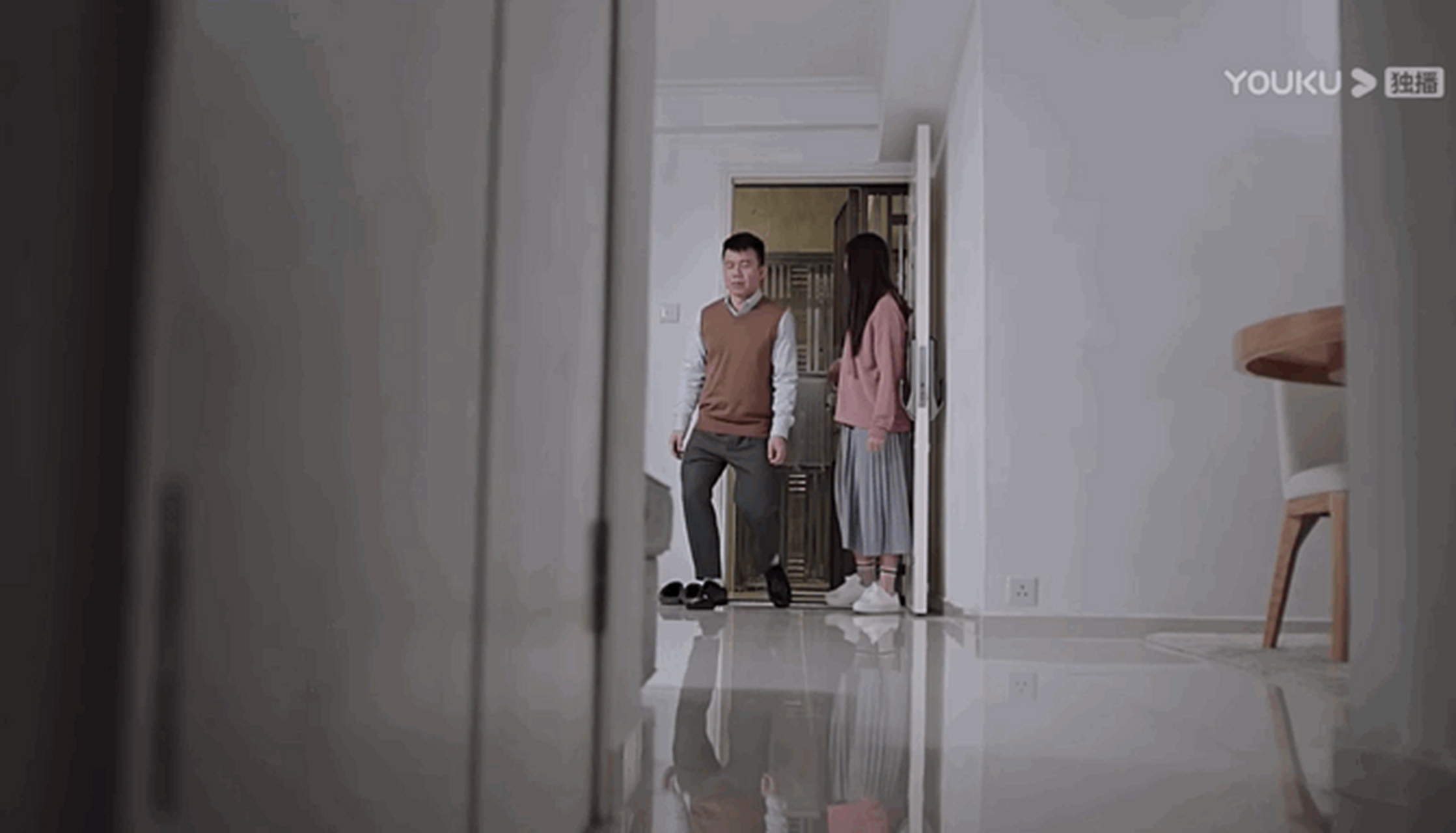 网剧叹息桥#一进家门就乱脱鞋甩袜子,何乐儿有苦说不出只能跟在后面