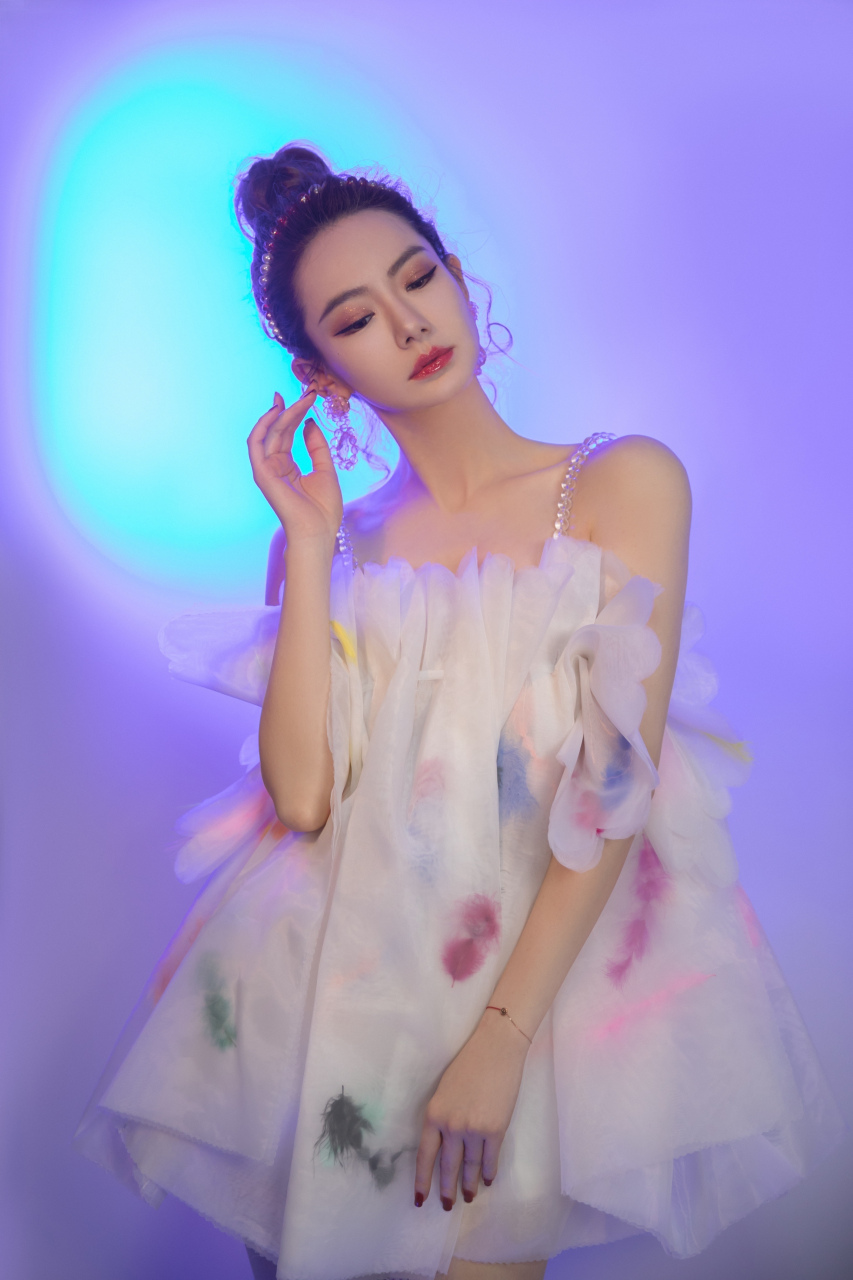 00准时相约@芒果tv明星大侦探 nznd顶牛演唱会,戚待"地产女王"的舞台