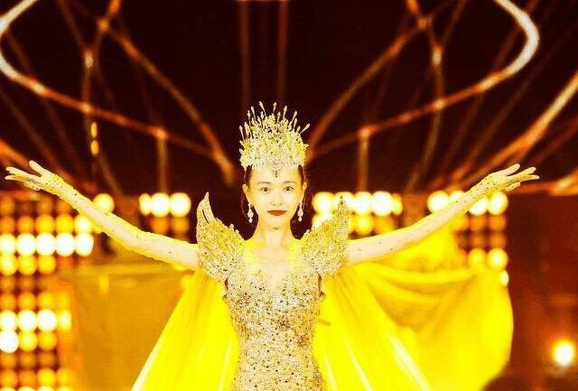 金鹰女神服装进化史,刘亦菲李小璐极其相似,迪丽热巴唐嫣金色高贵