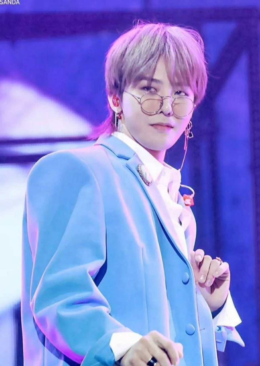 不一样的穿衣展现出来的风格多样的志龙,浅浅的淡色